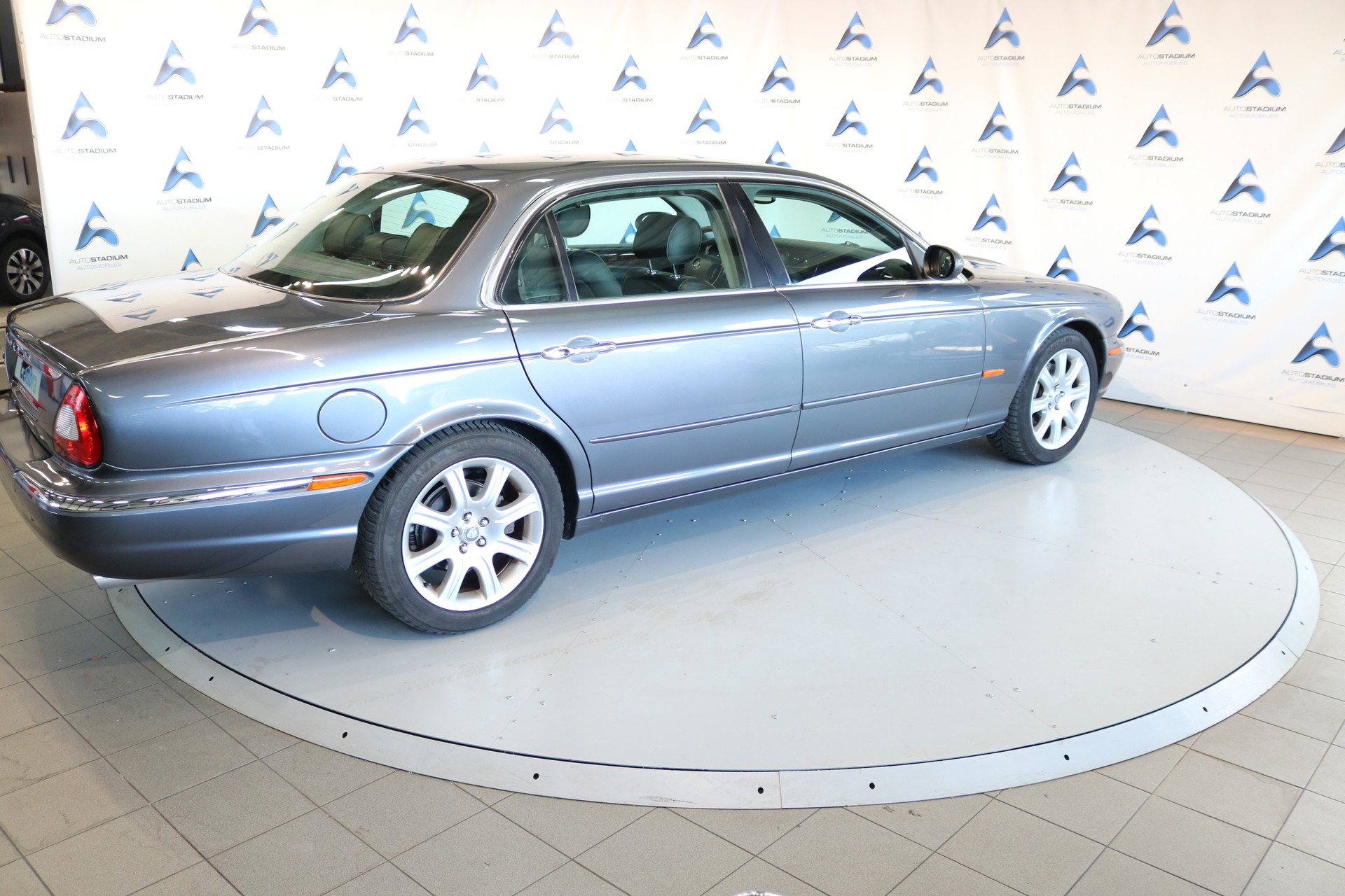 JAGUAR XJ8 LWB 4.2 V8 Executive-image-19