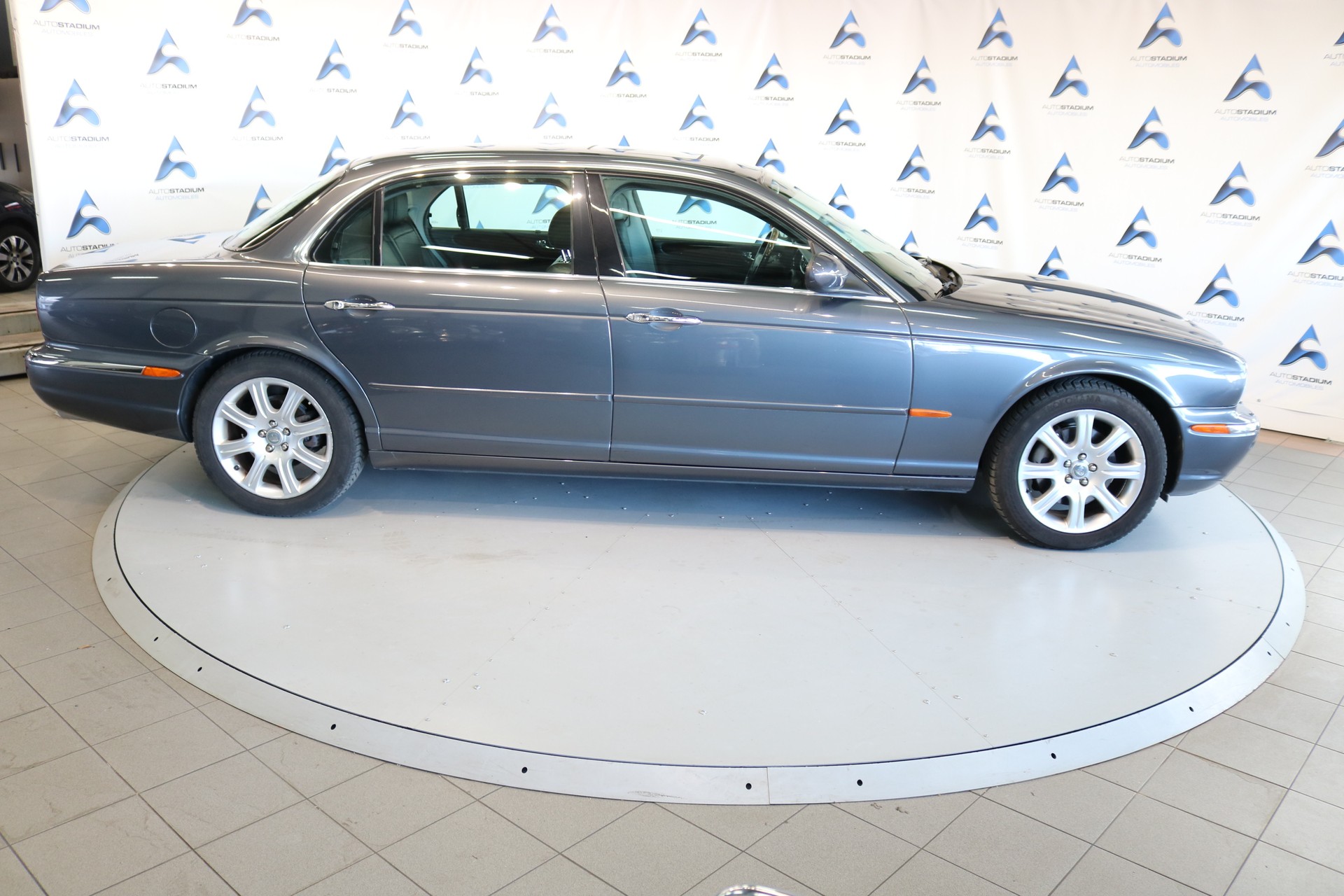 JAGUAR XJ8 LWB 4.2 V8 Executive-image-21