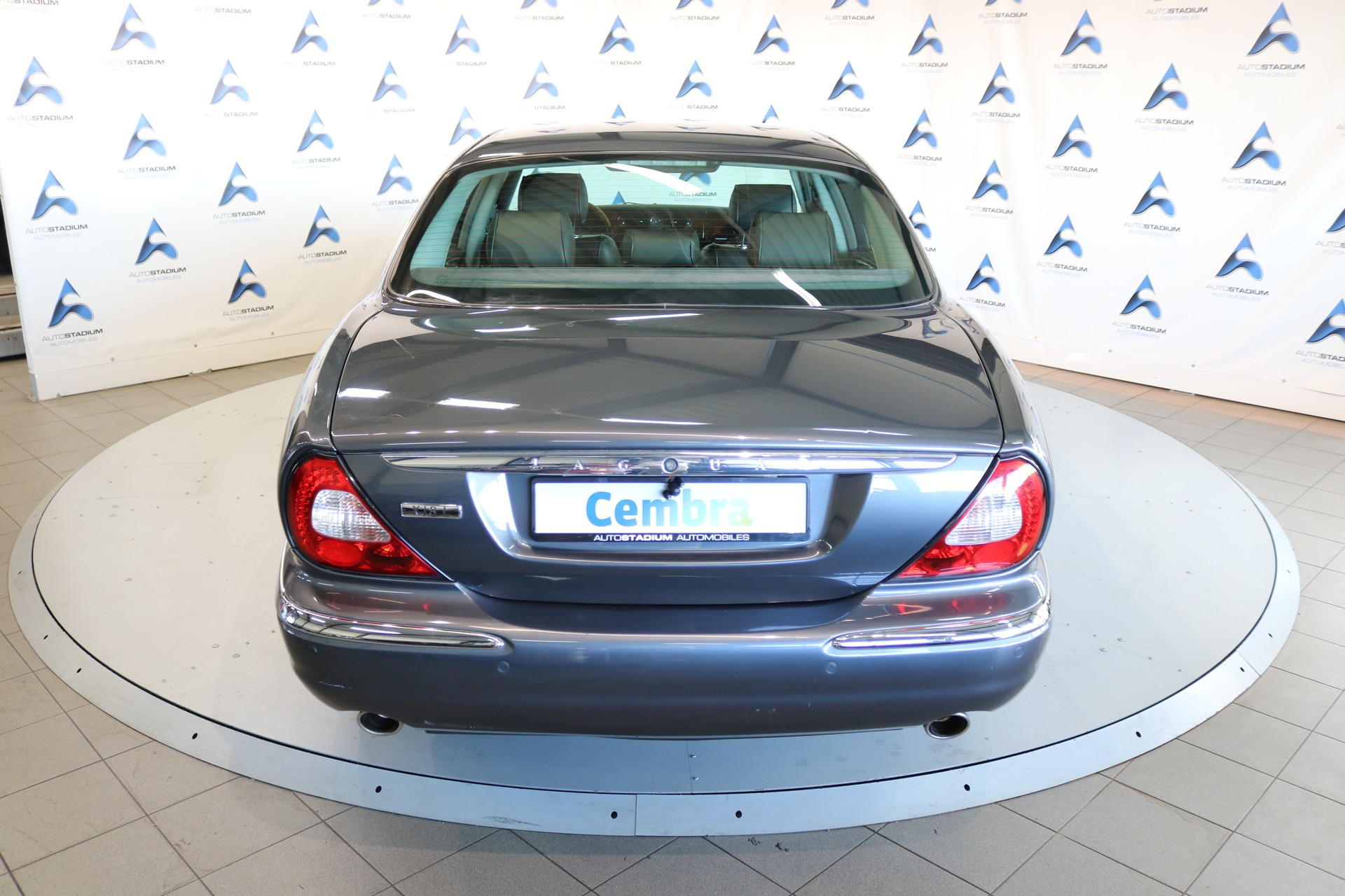 JAGUAR XJ8 LWB 4.2 V8 Executive-image-16
