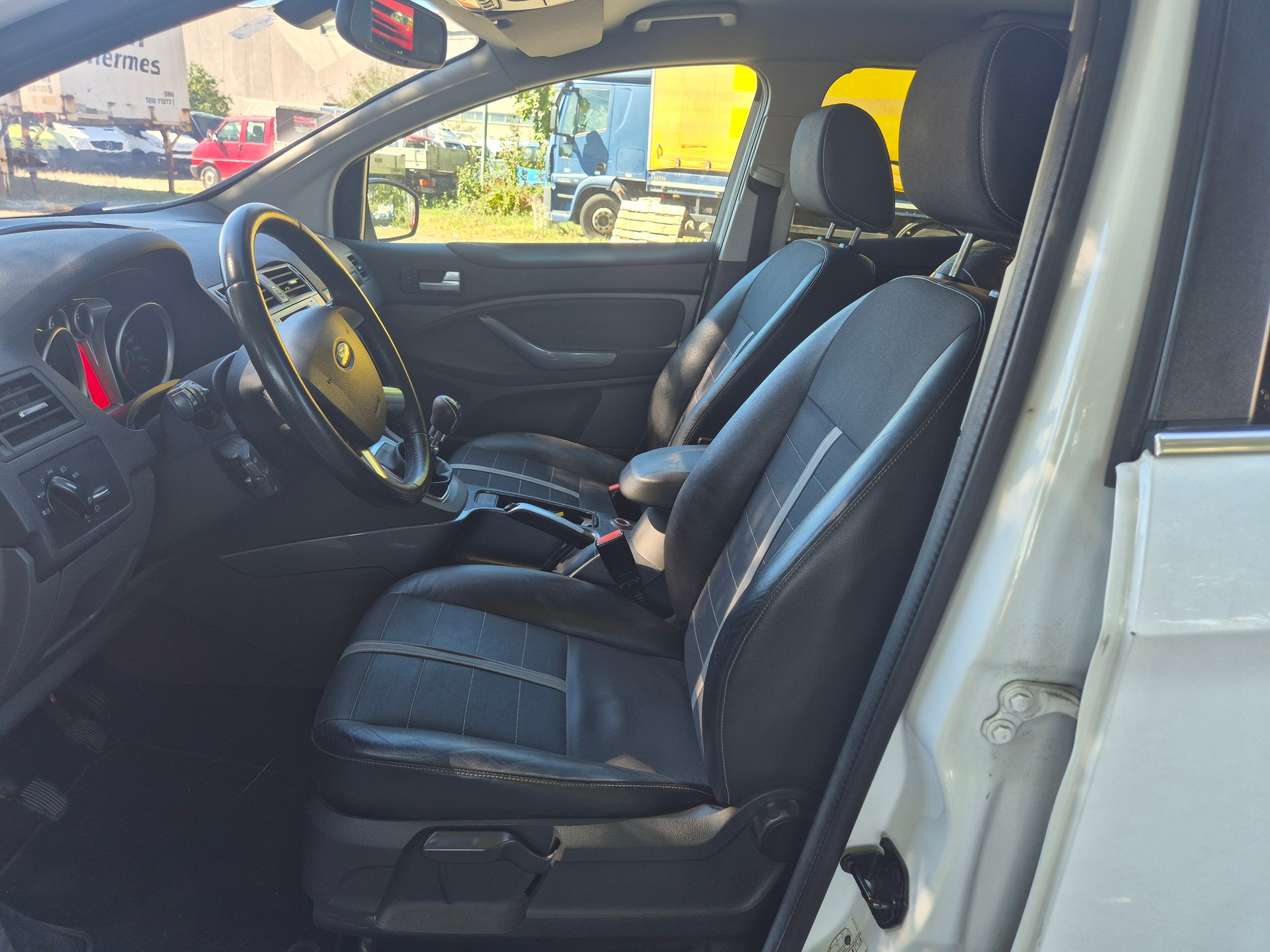 FORD Kuga 2.5 Turbo Titanium 4WD-image-9