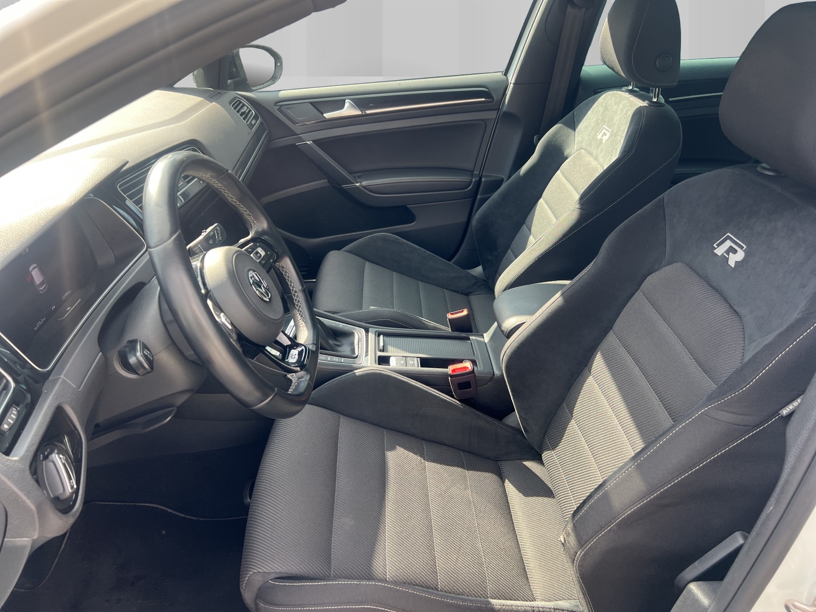 VW Golf 2.0 TSI R 4Motion-image-8