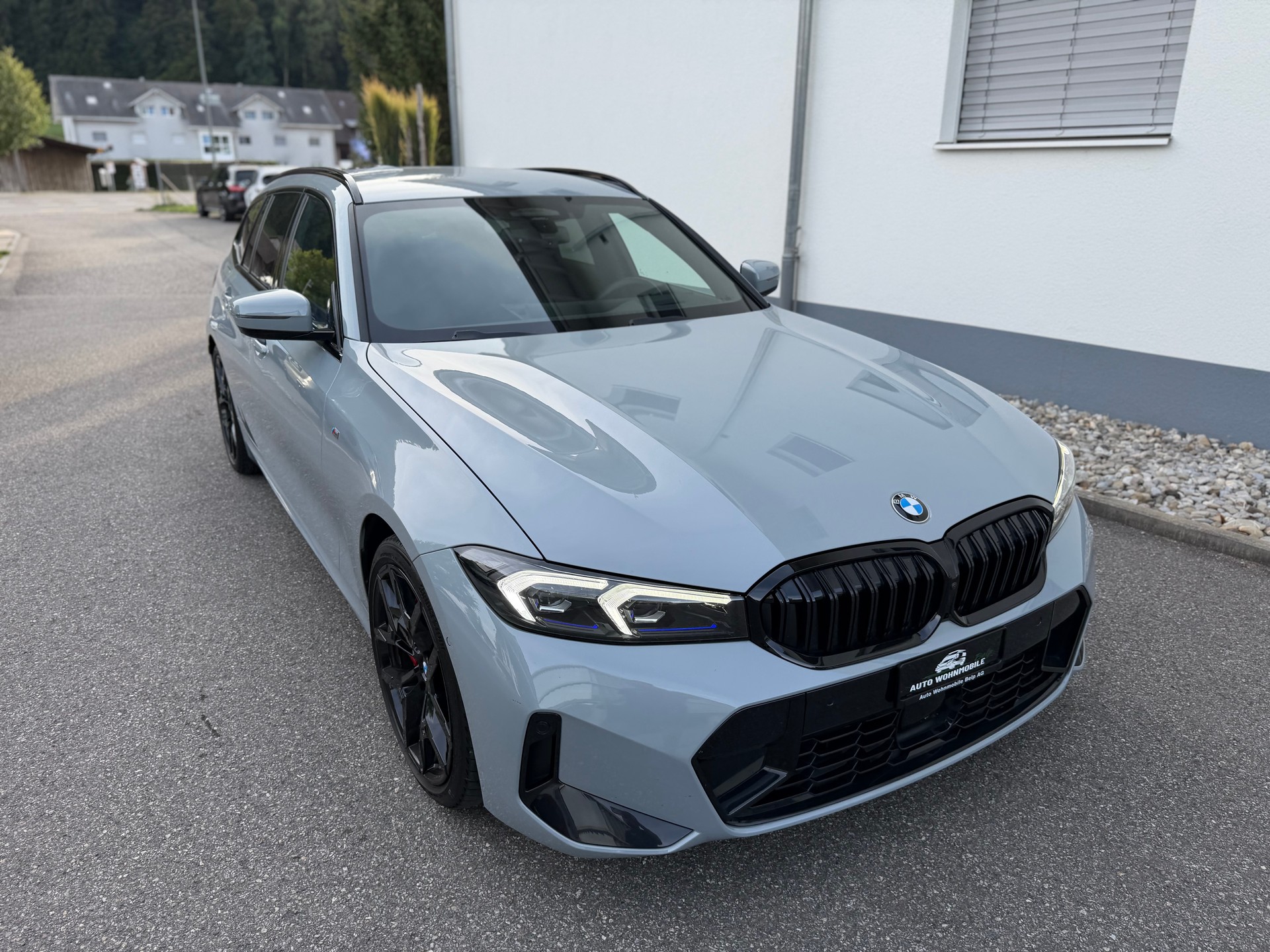 BMW 320d xDrive 48V Touring Steptronic M Sport-image-1