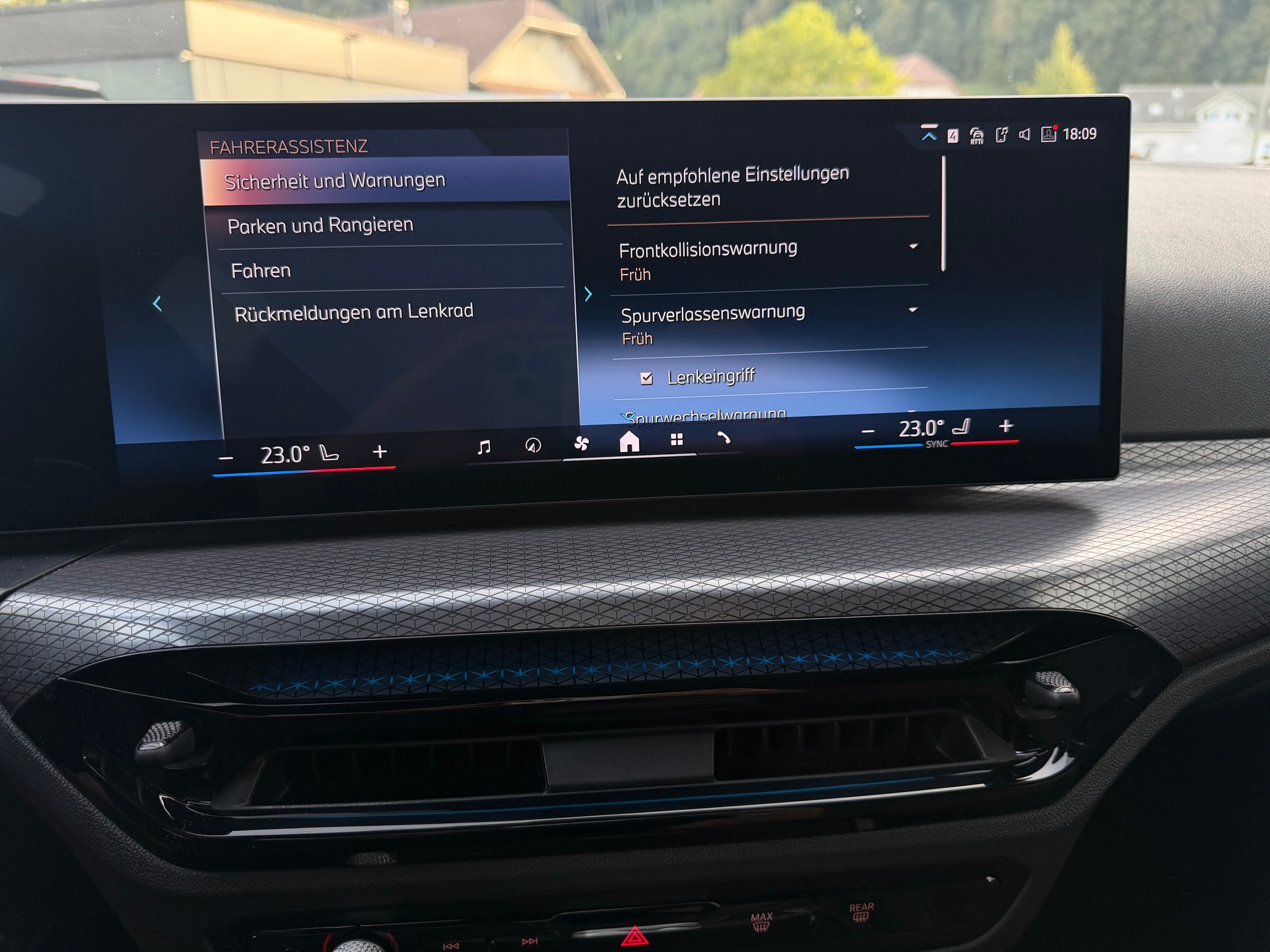 BMW 320d xDrive 48V Touring Steptronic M Sport-image-25
