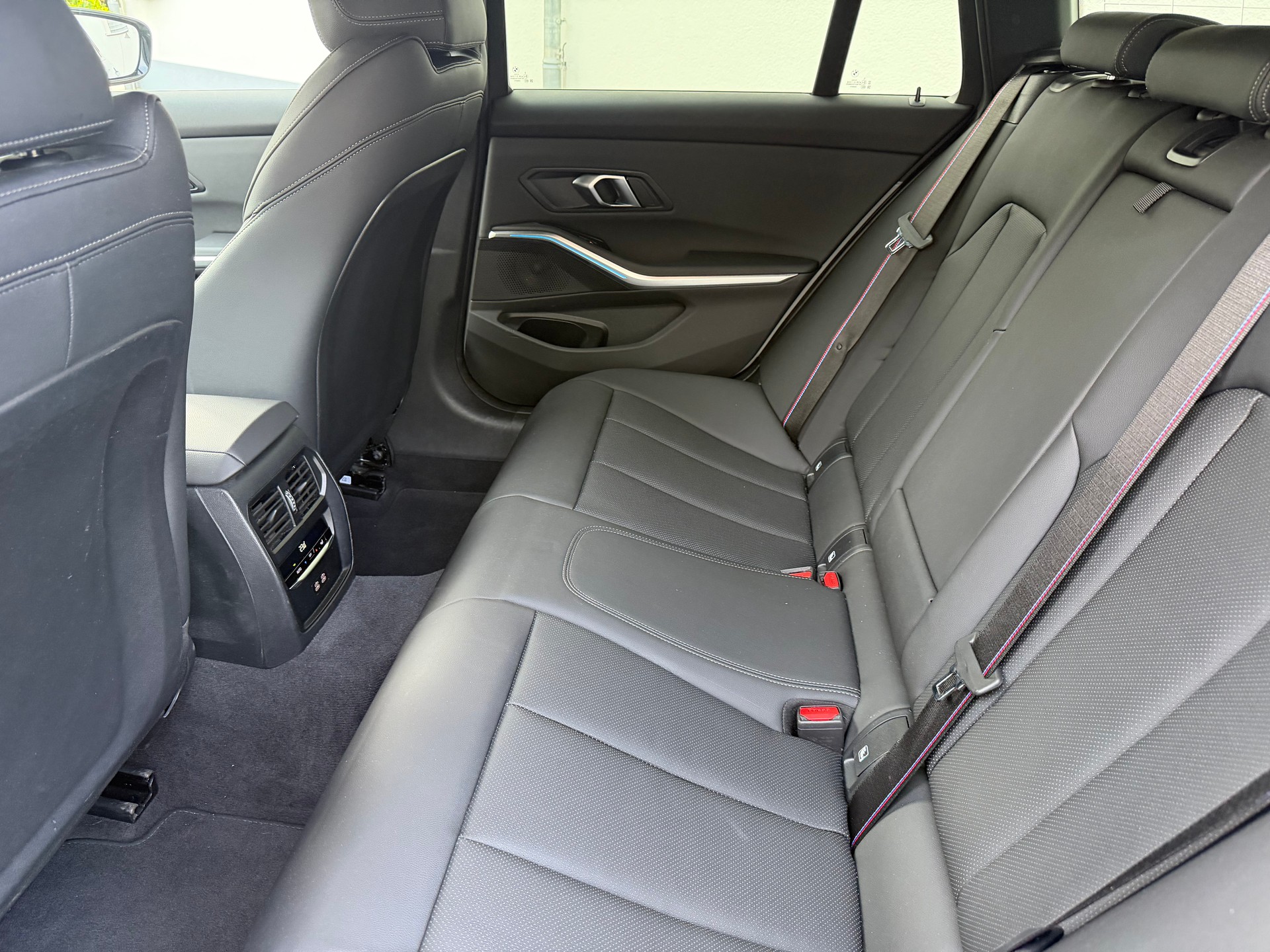 BMW 320d xDrive 48V Touring Steptronic M Sport-image-17