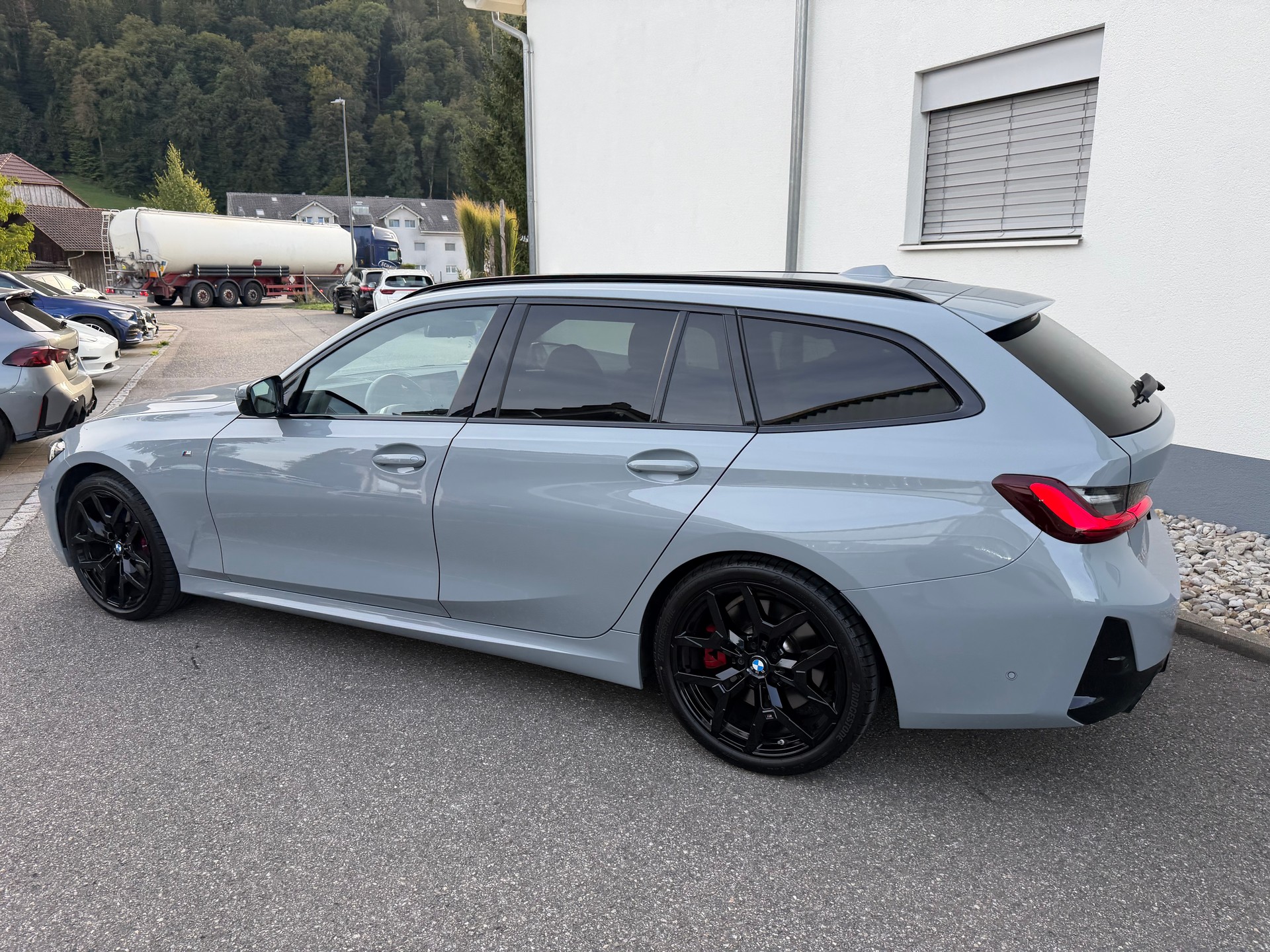 BMW 320d xDrive 48V Touring Steptronic M Sport-image-12