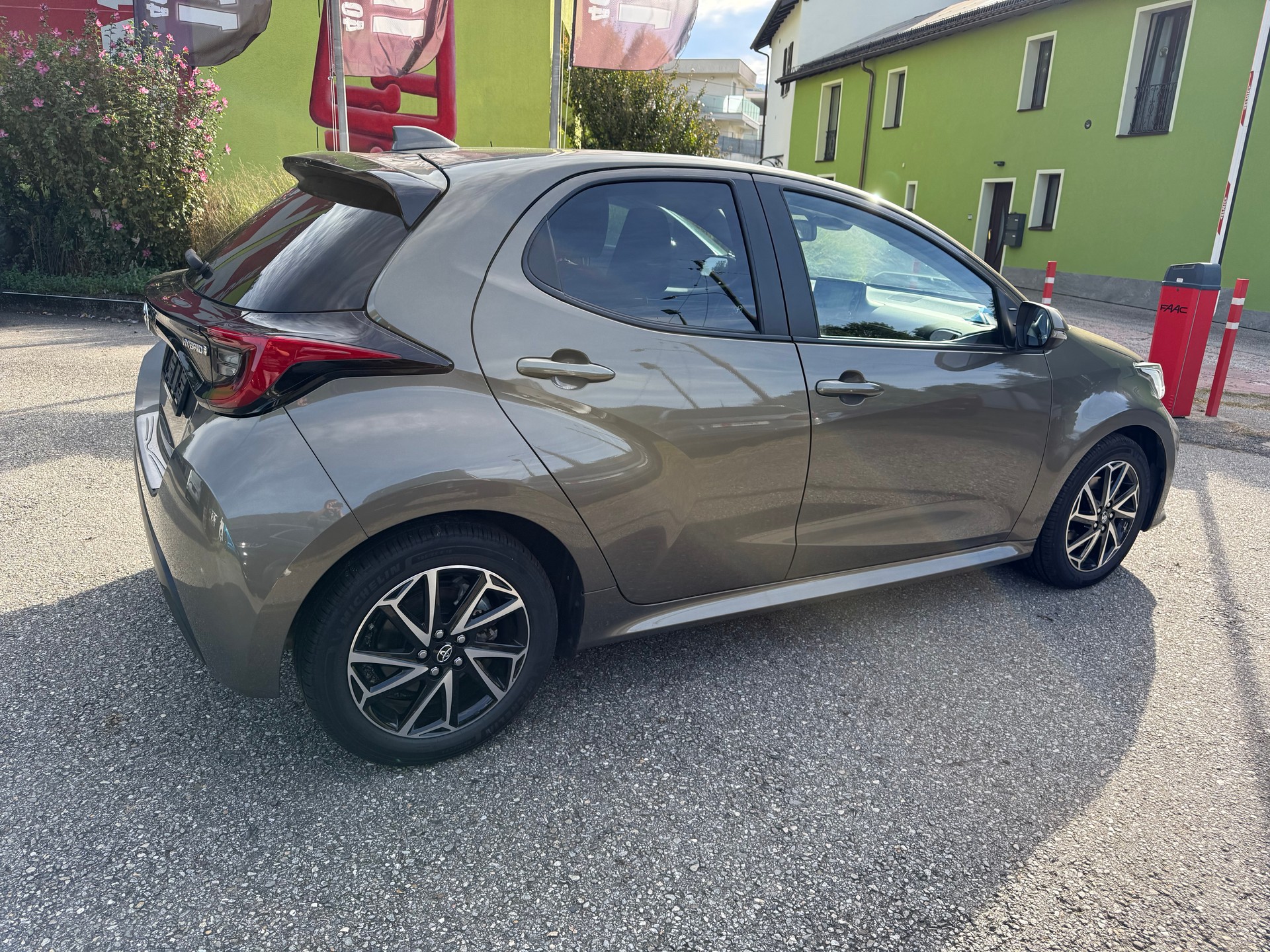 TOYOTA Yaris 1.5 Trend e-CVT-image-2