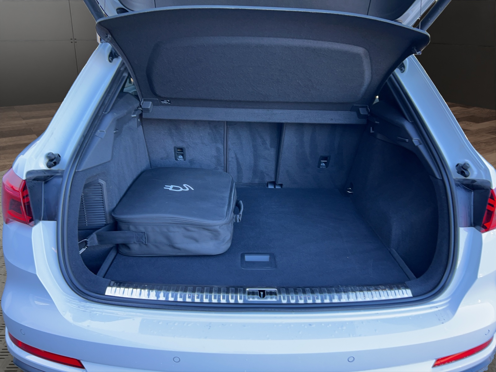 AUDI Q3 45 TFSI e S line S-tronic-image-17