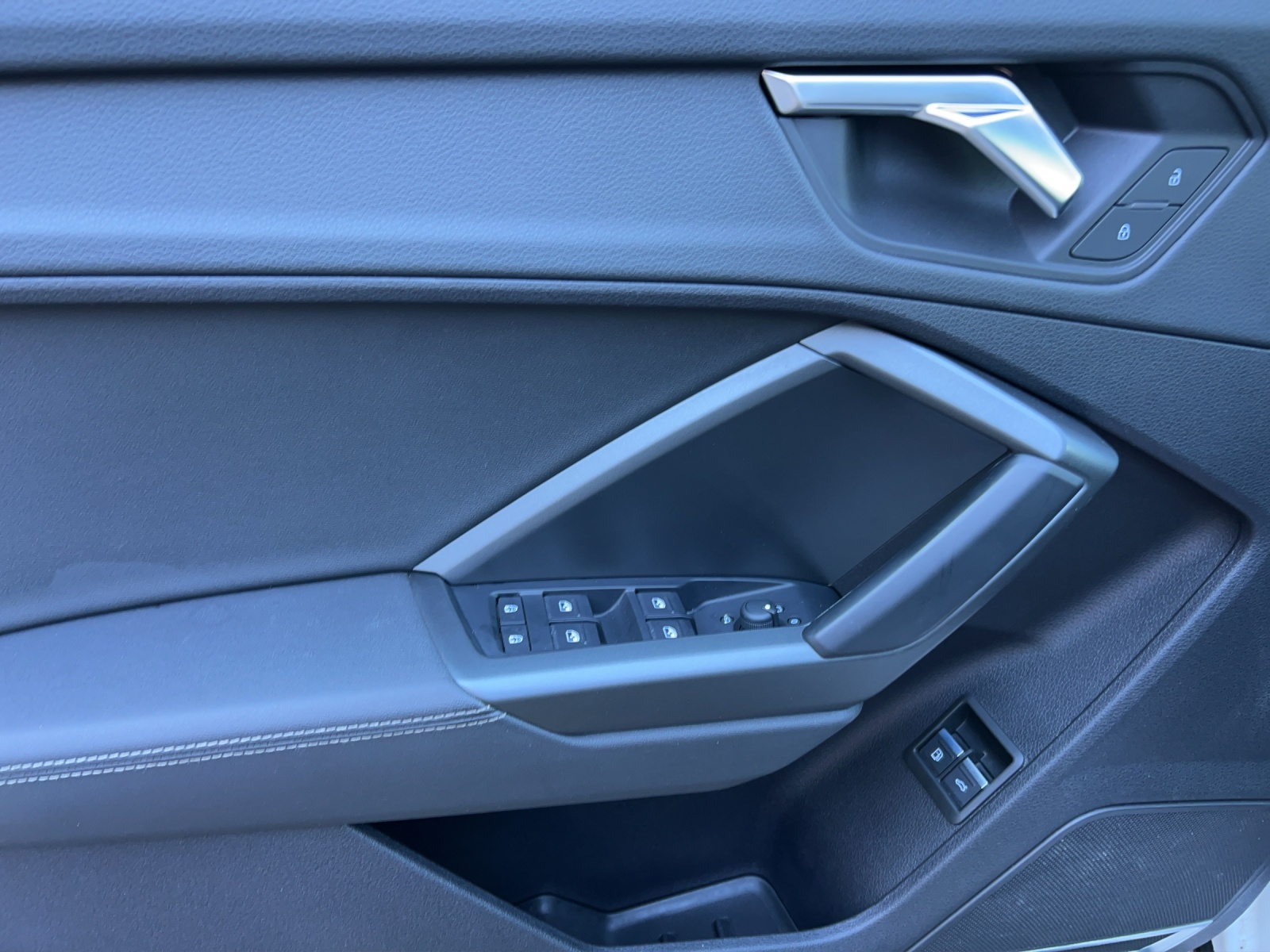 AUDI Q3 45 TFSI e S line S-tronic-image-19