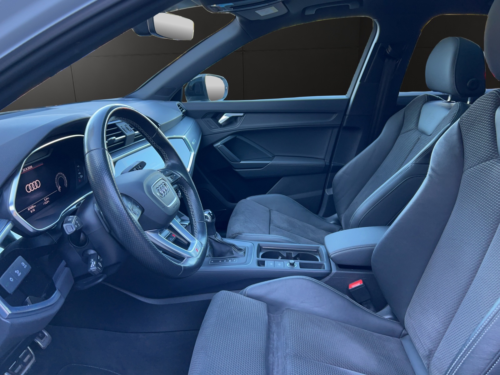AUDI Q3 45 TFSI e S line S-tronic-image-8