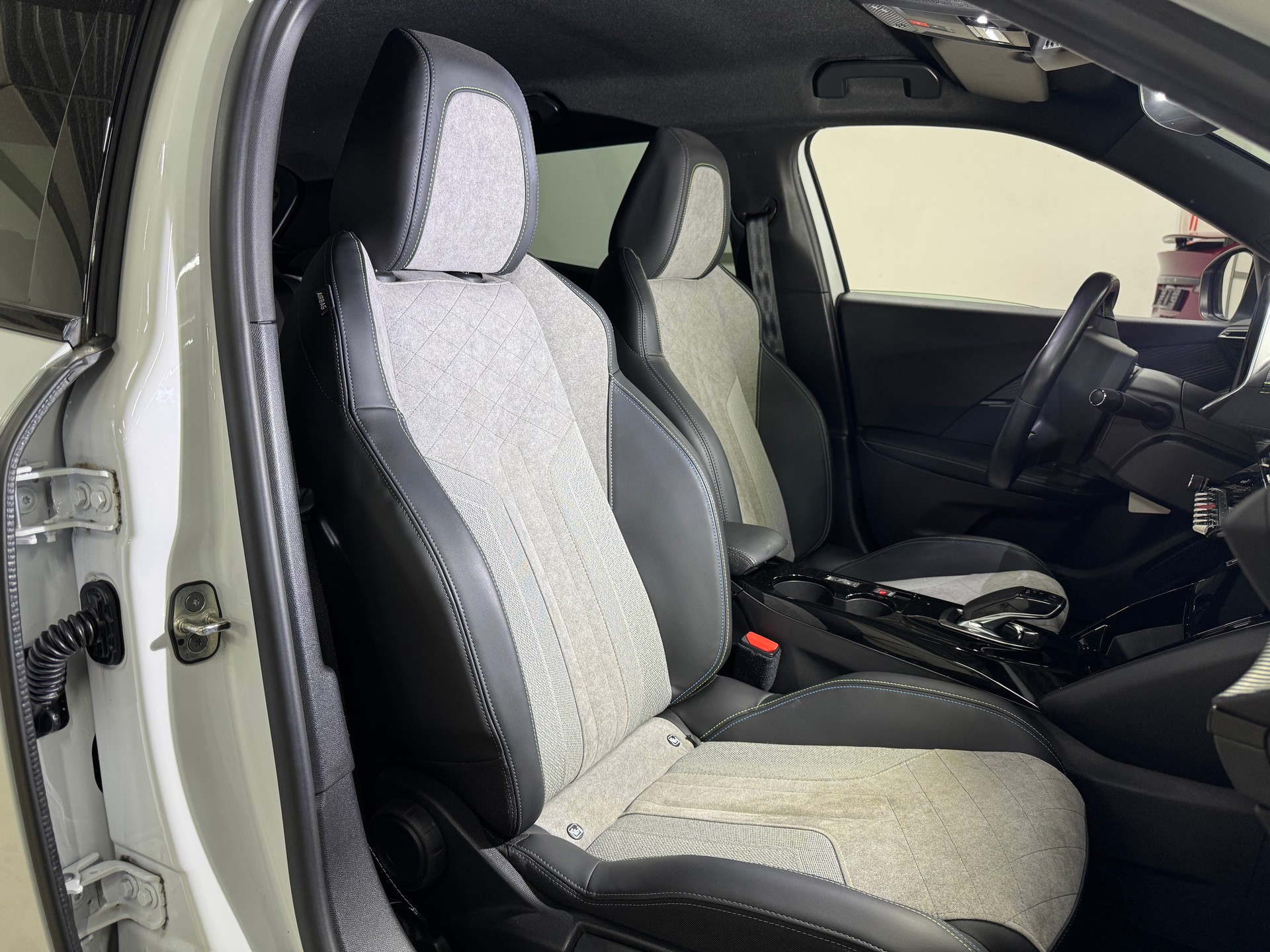 PEUGEOT 2008 e GT Pack-image-6