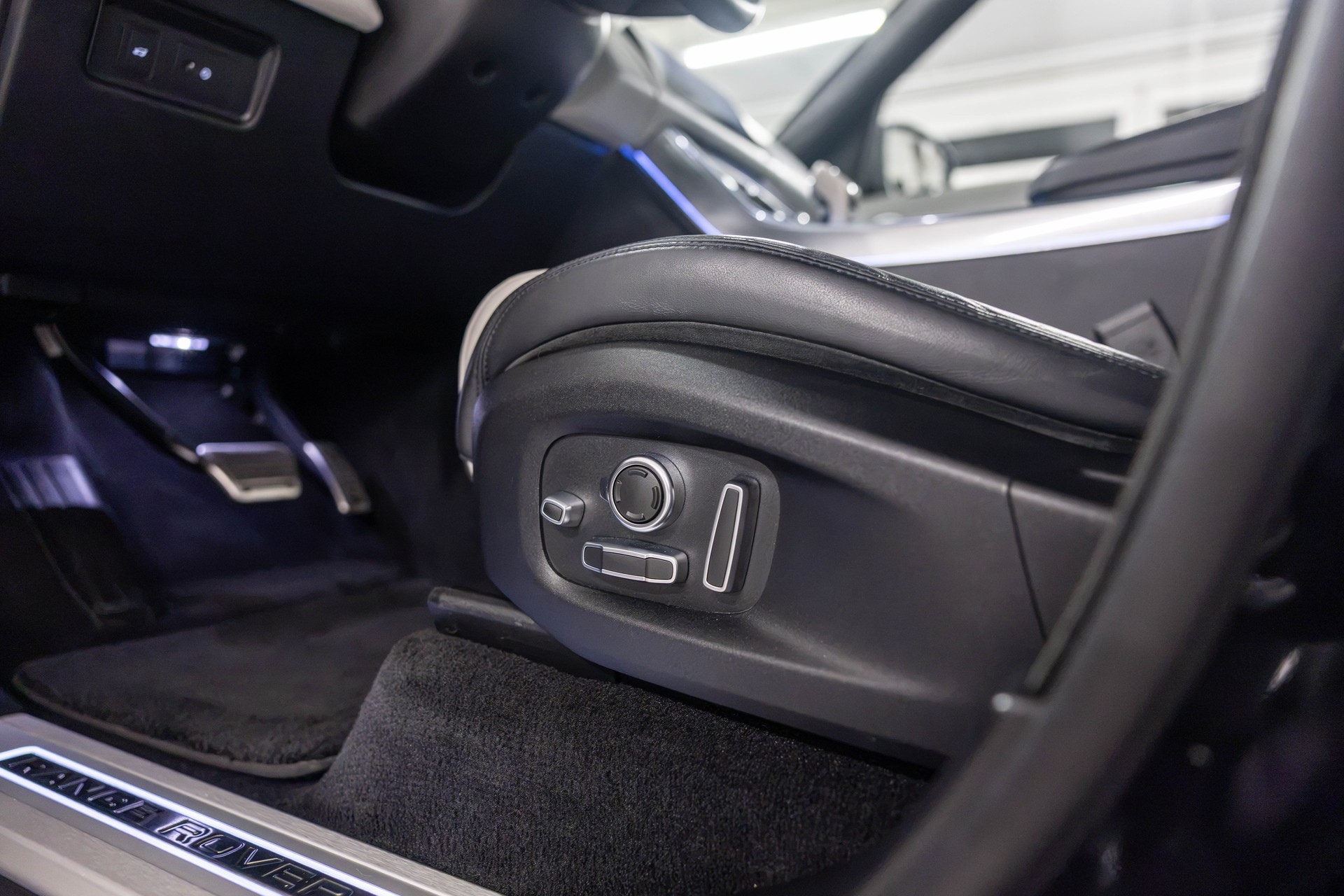 LAND ROVER Range Rover Sport 575 5.0 V8 S/C SVR Carbon Automatic-image-25