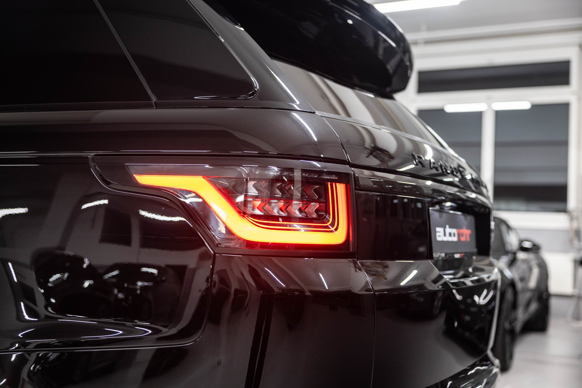 LAND ROVER Range Rover Sport 575 5.0 V8 S/C SVR Carbon Automatic-image-12
