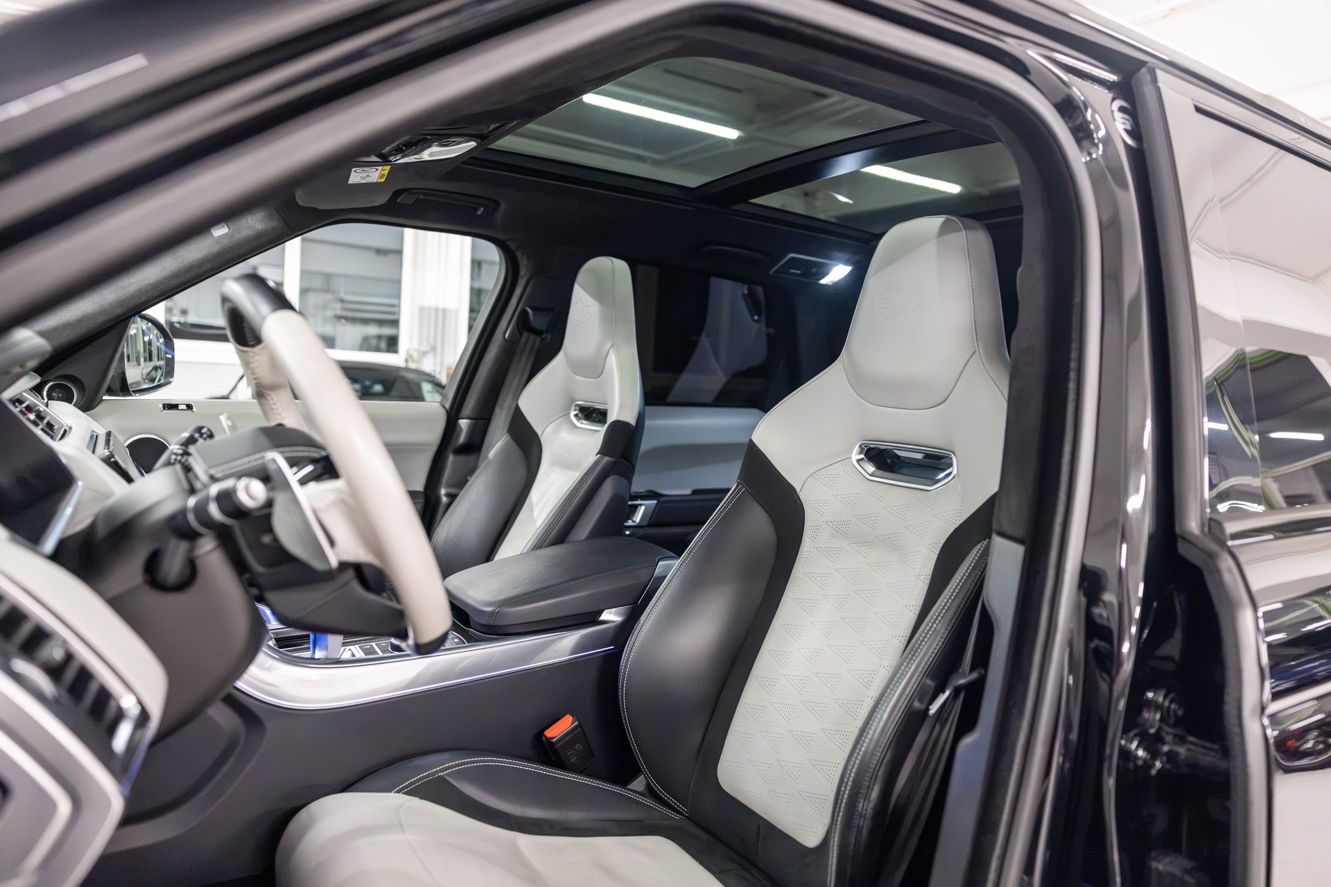 LAND ROVER Range Rover Sport 575 5.0 V8 S/C SVR Carbon Automatic-image-24