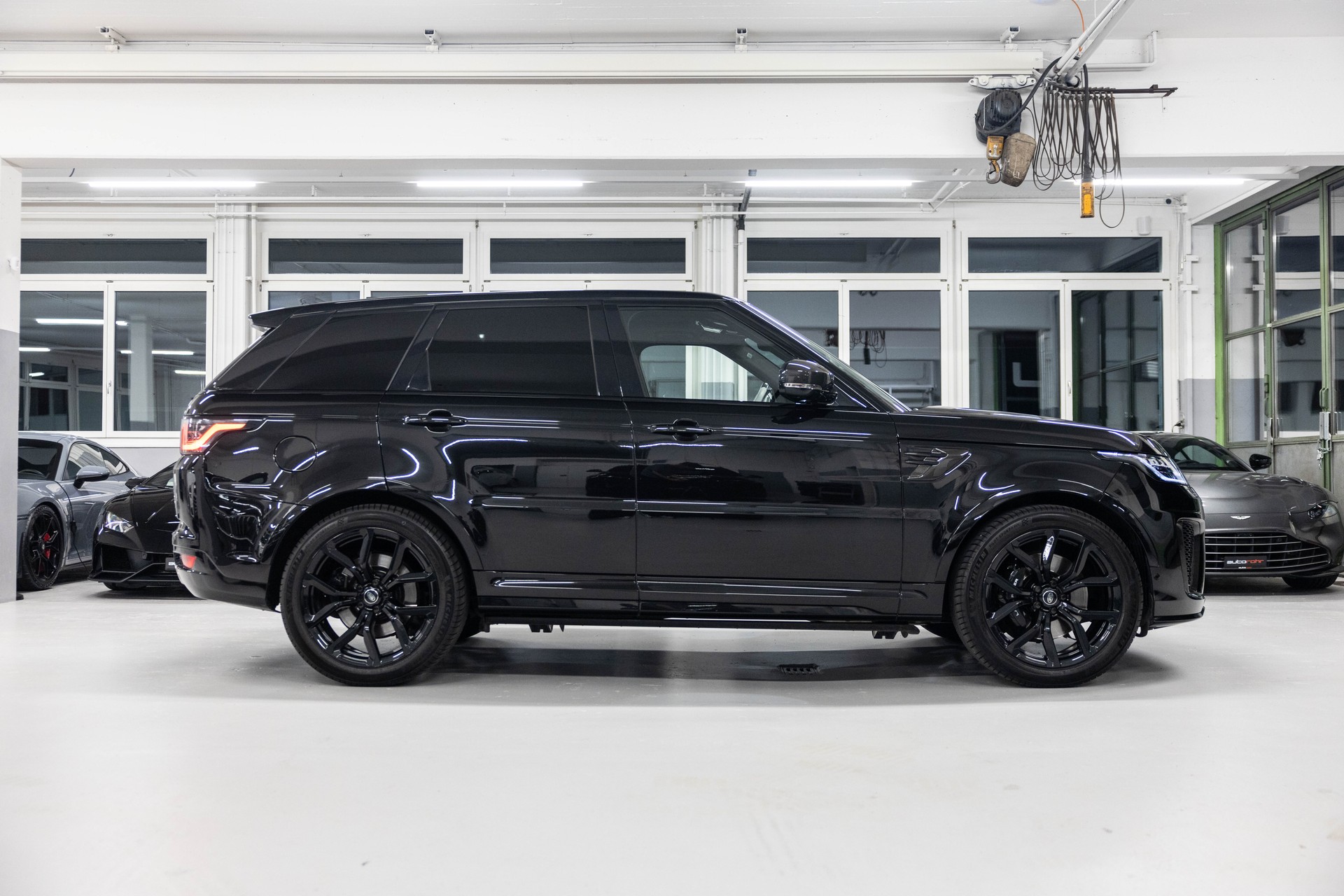 LAND ROVER Range Rover Sport 575 5.0 V8 S/C SVR Carbon Automatic-image-3