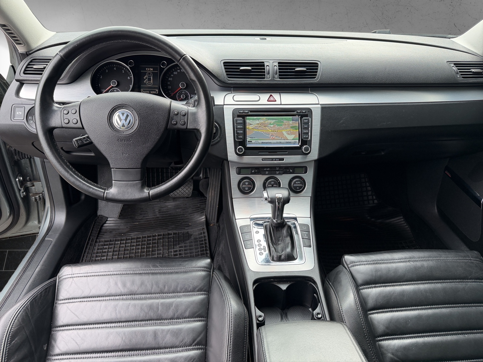 VW Passat Variant 3.2 V6 FSI Premium 4Motion-image-11