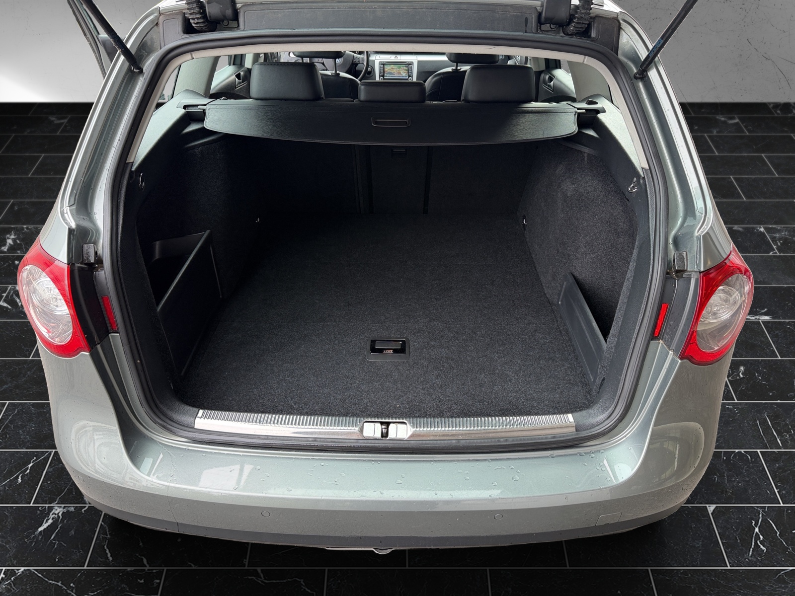 VW Passat Variant 3.2 V6 FSI Premium 4Motion-image-15