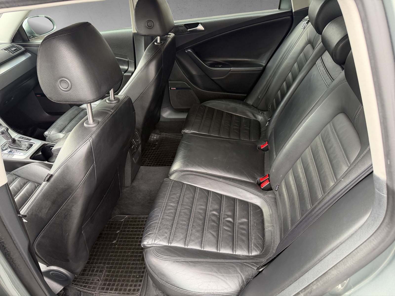 VW Passat Variant 3.2 V6 FSI Premium 4Motion-image-14