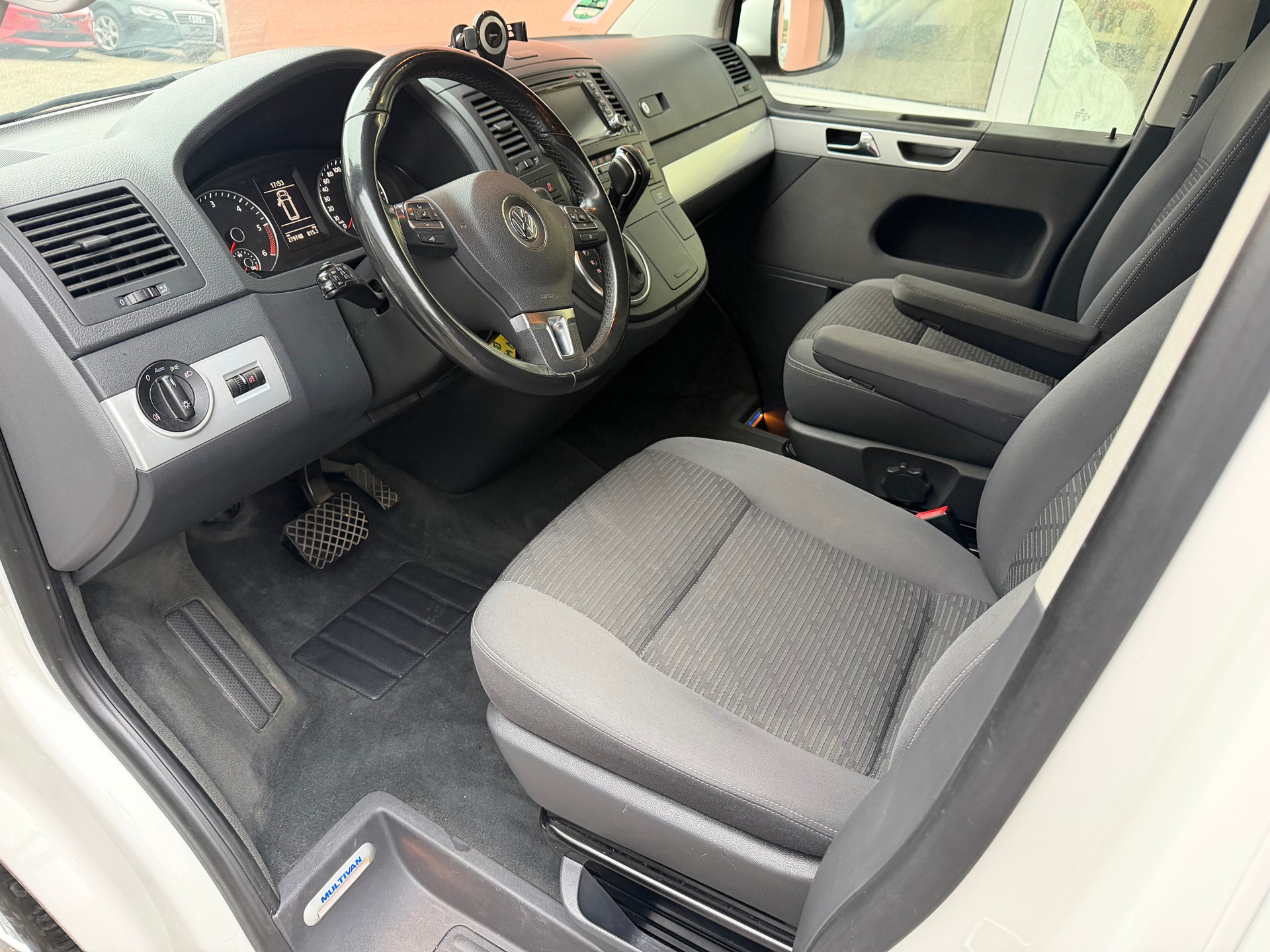 VW T5 Multivan 2.0 TDI CR Comfortline DSG-image-9