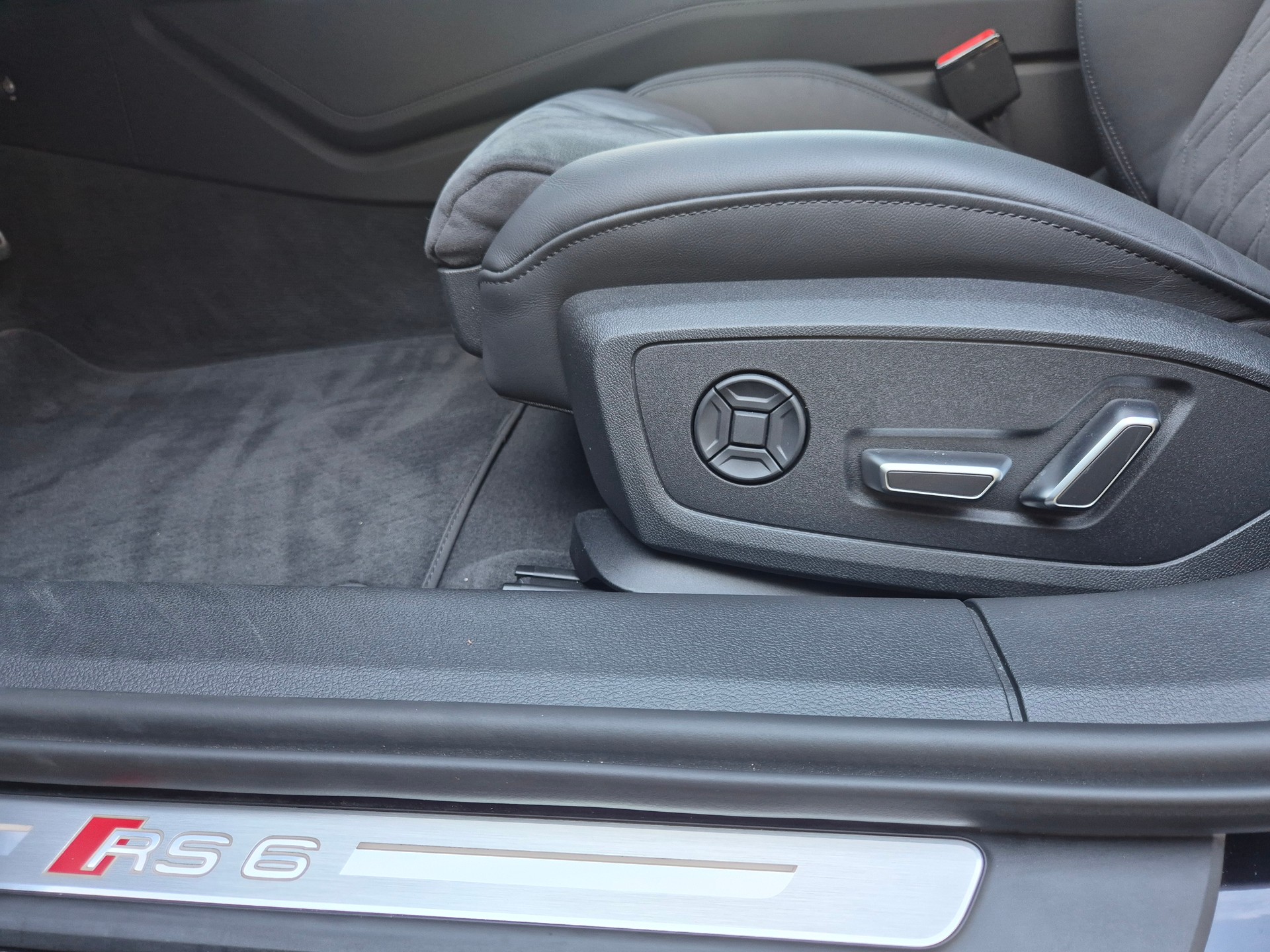 AUDI RS6 Avant 4.0 TFSI V8 quattro-image-12