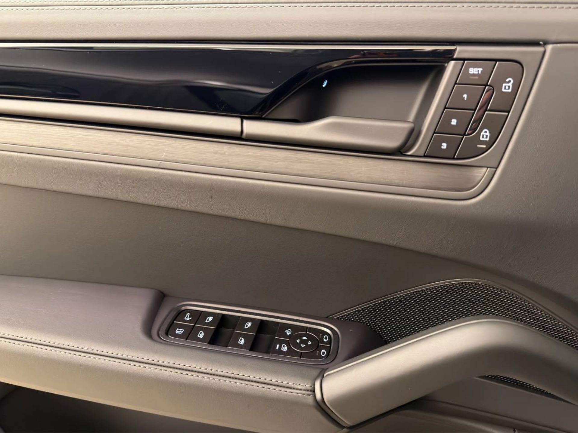 PORSCHE Cayenne S E-Hybrid Coupé Black Edition-image-19