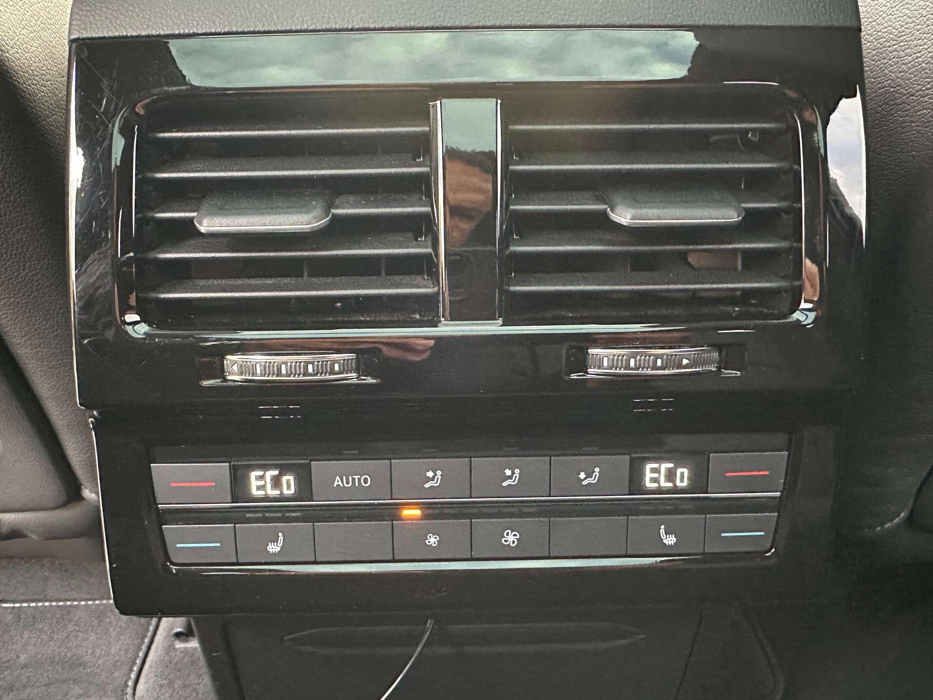VW Touareg 4.0 V8 TDI R-Line Tiptronic-image-26