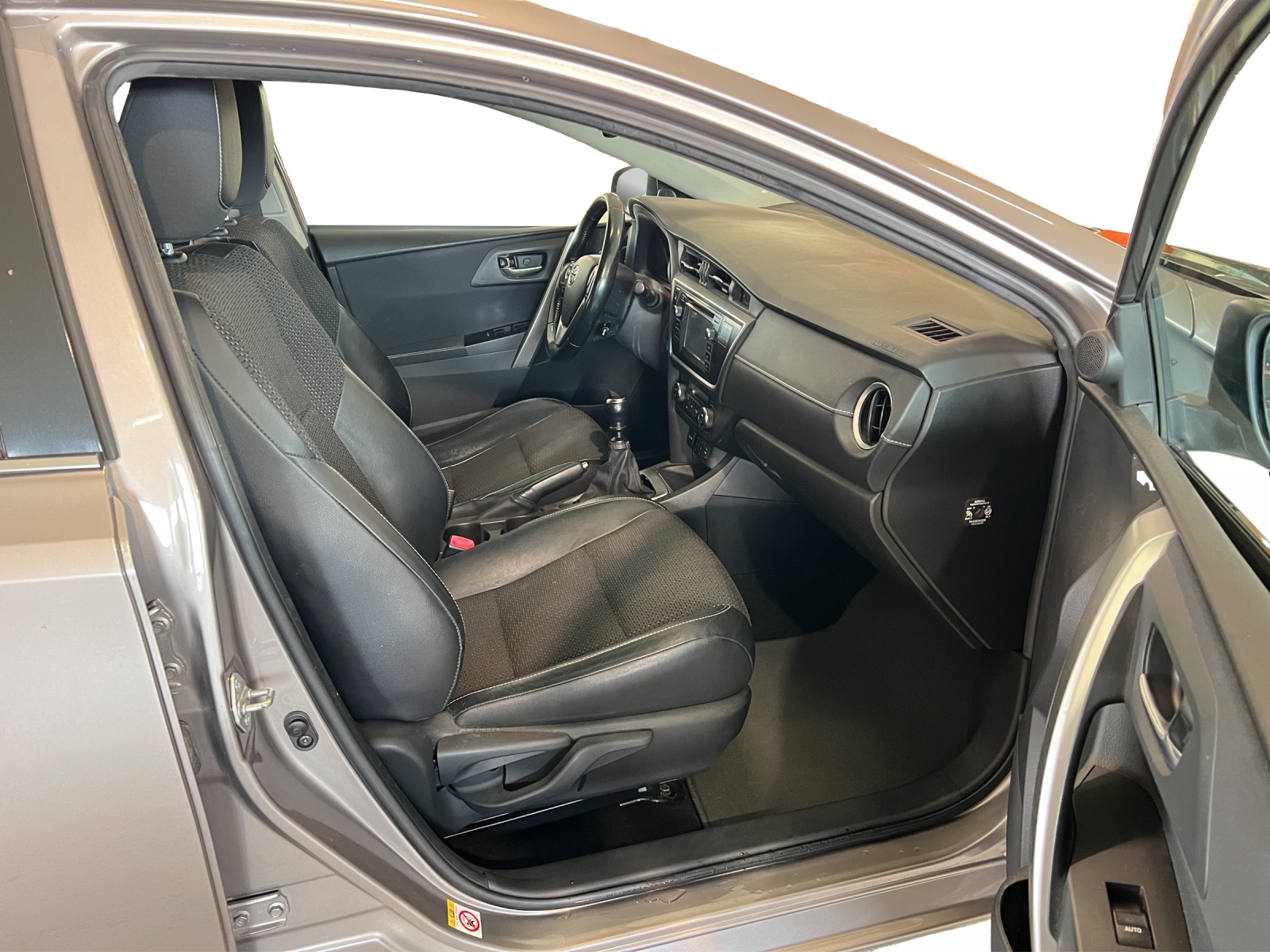 TOYOTA Auris 2.0 D-4D Sol-image-6