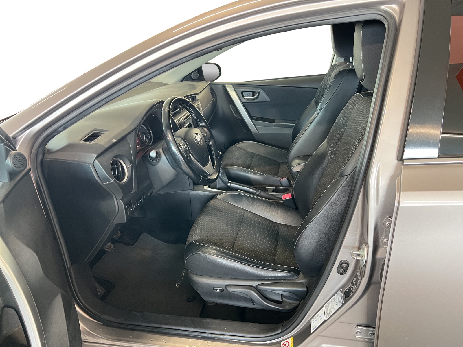 TOYOTA Auris 2.0 D-4D Sol-image-8