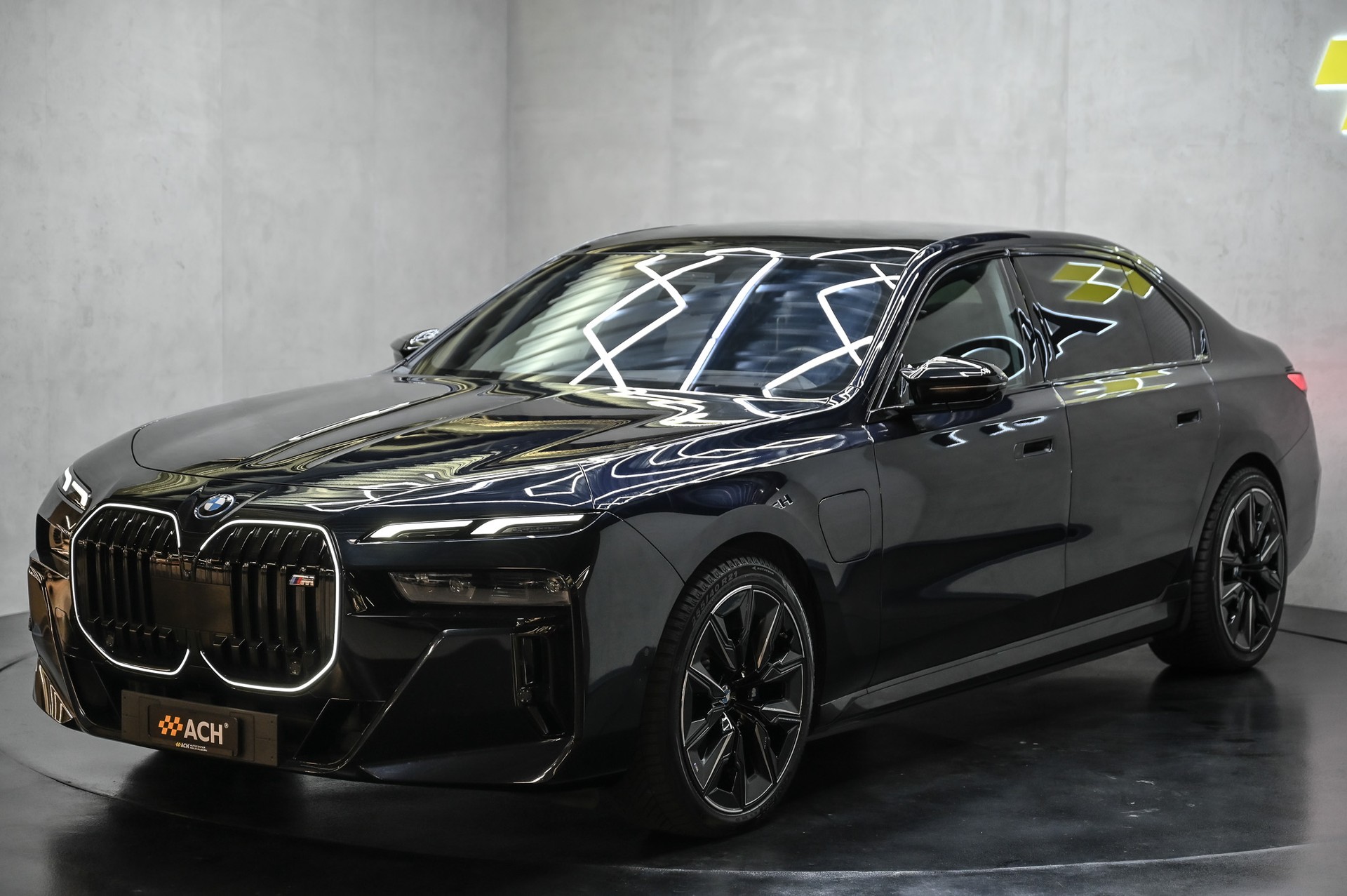 BMW M760e xDrive-showroom-element-2