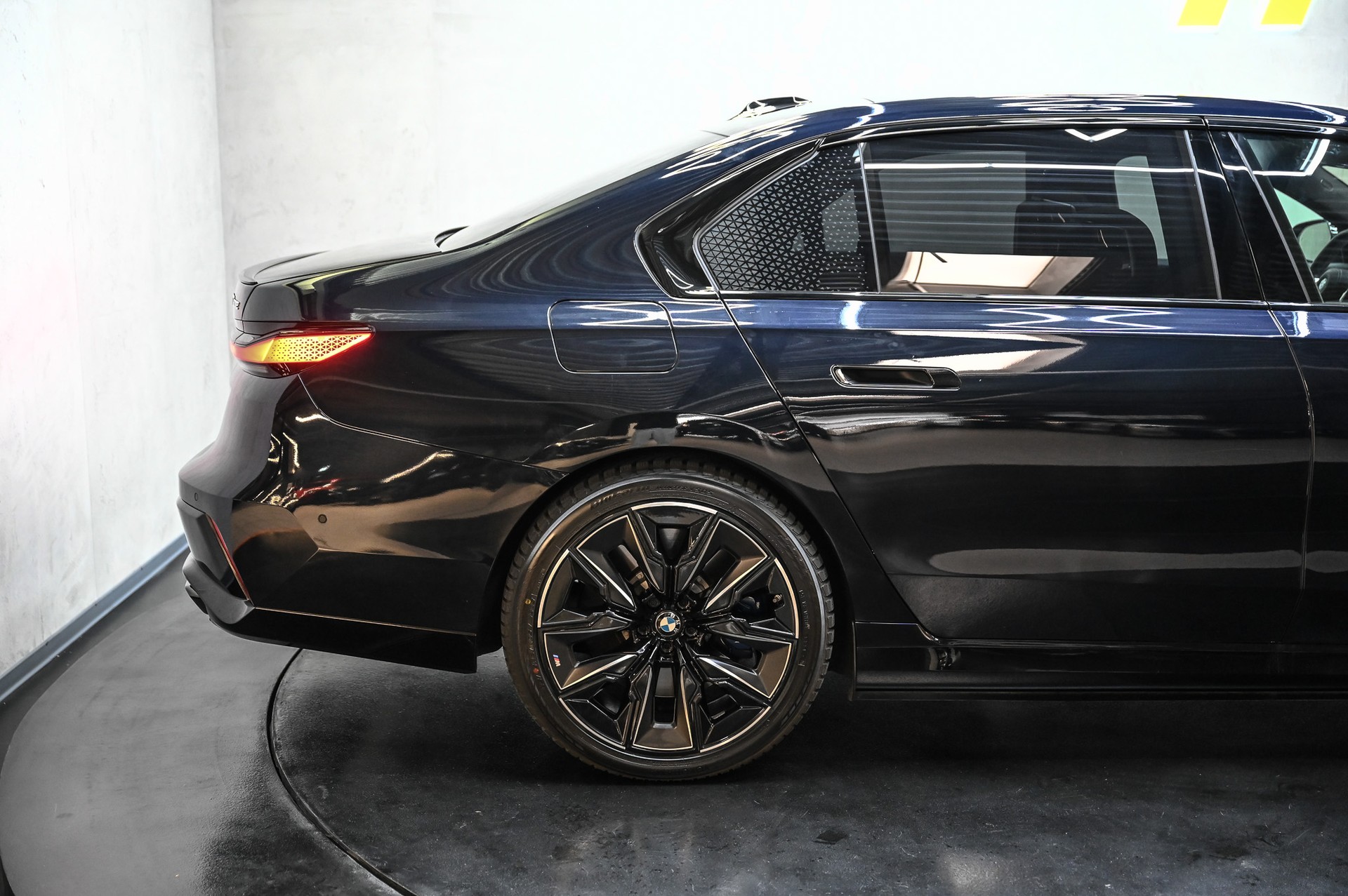 BMW M760e xDrive-image-13