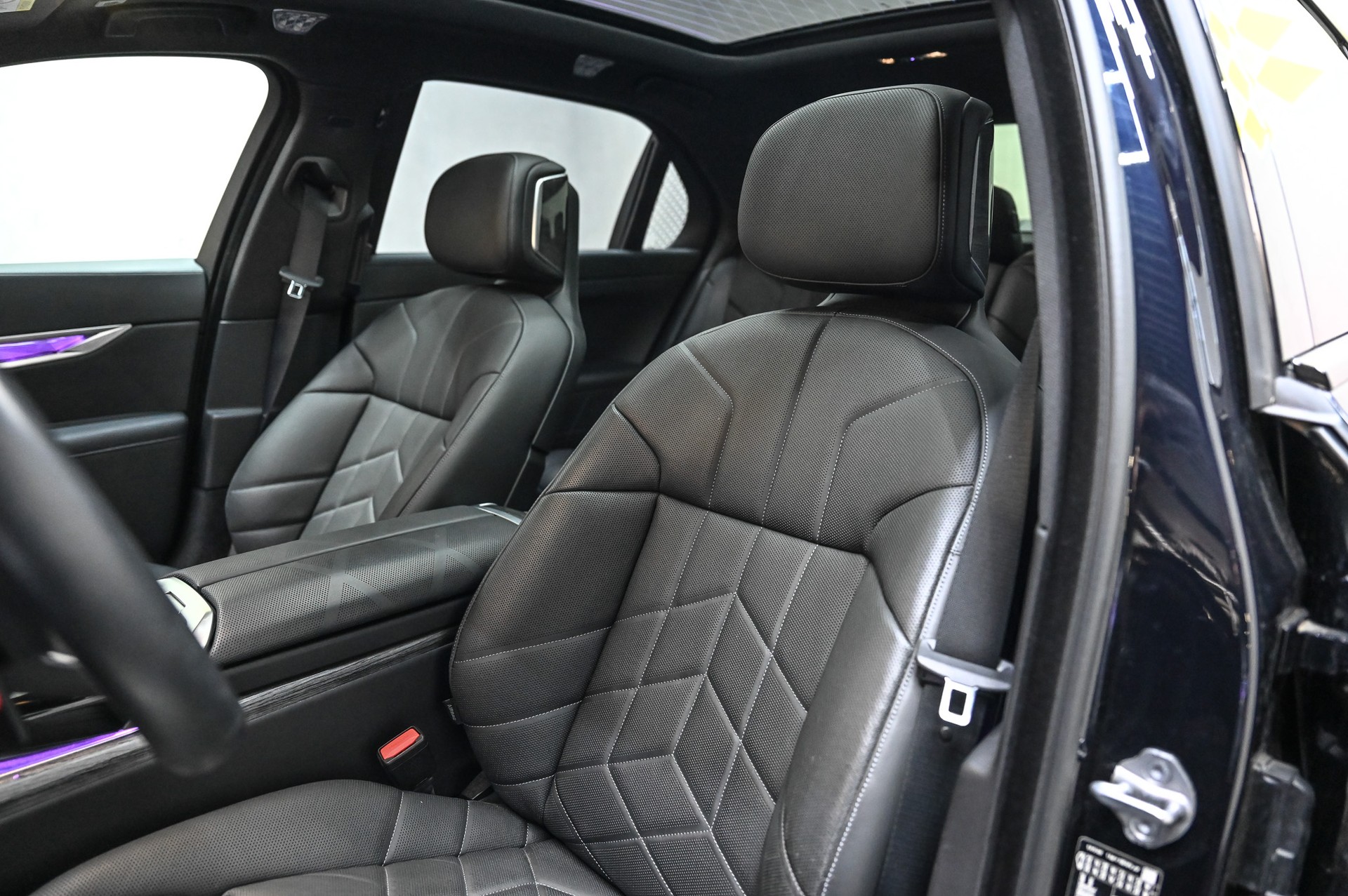 BMW M760e xDrive-image-25