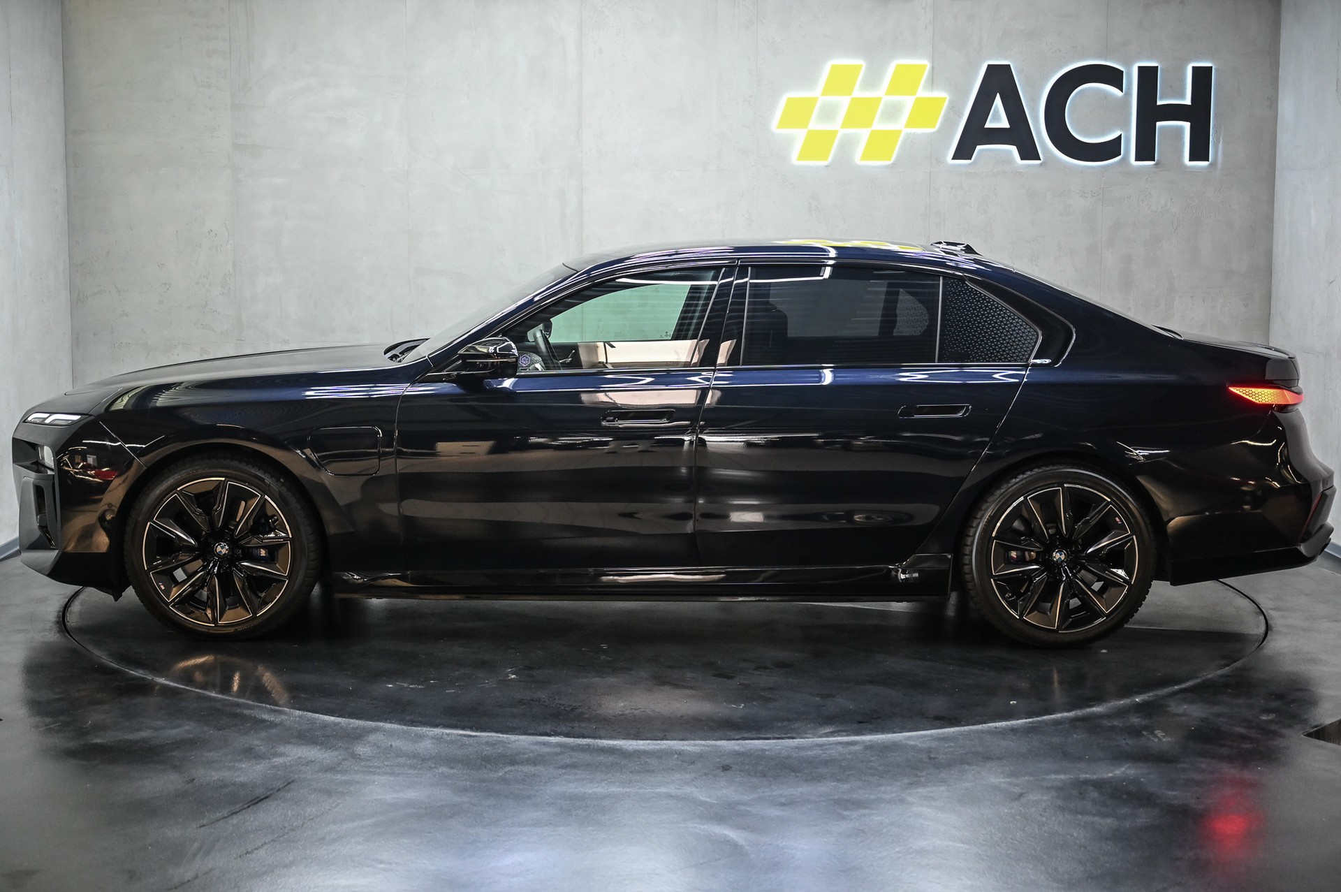 BMW M760e xDrive-image-4
