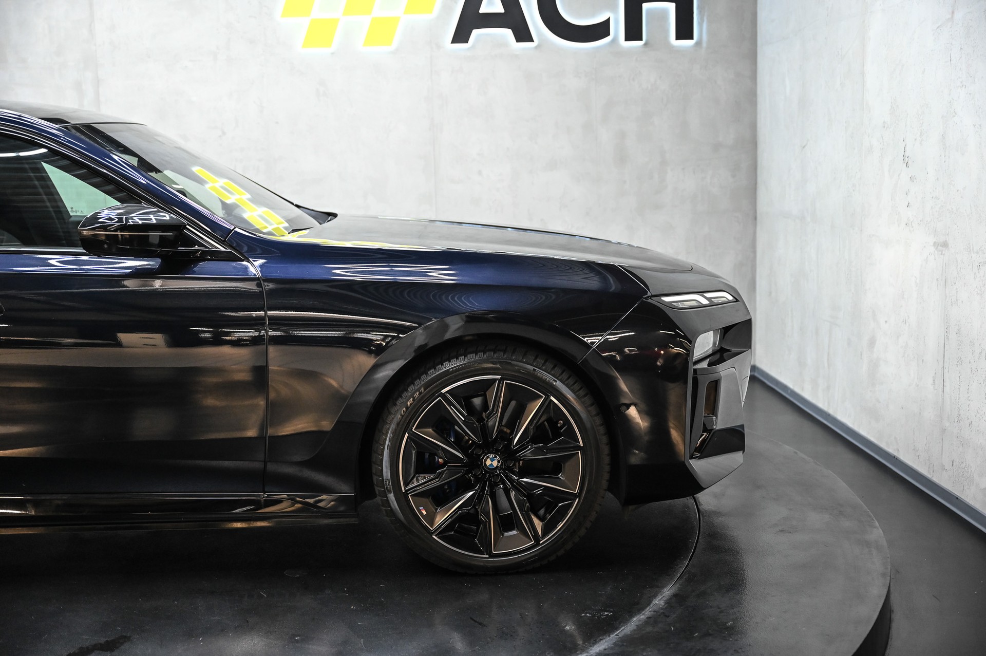 BMW M760e xDrive-image-12