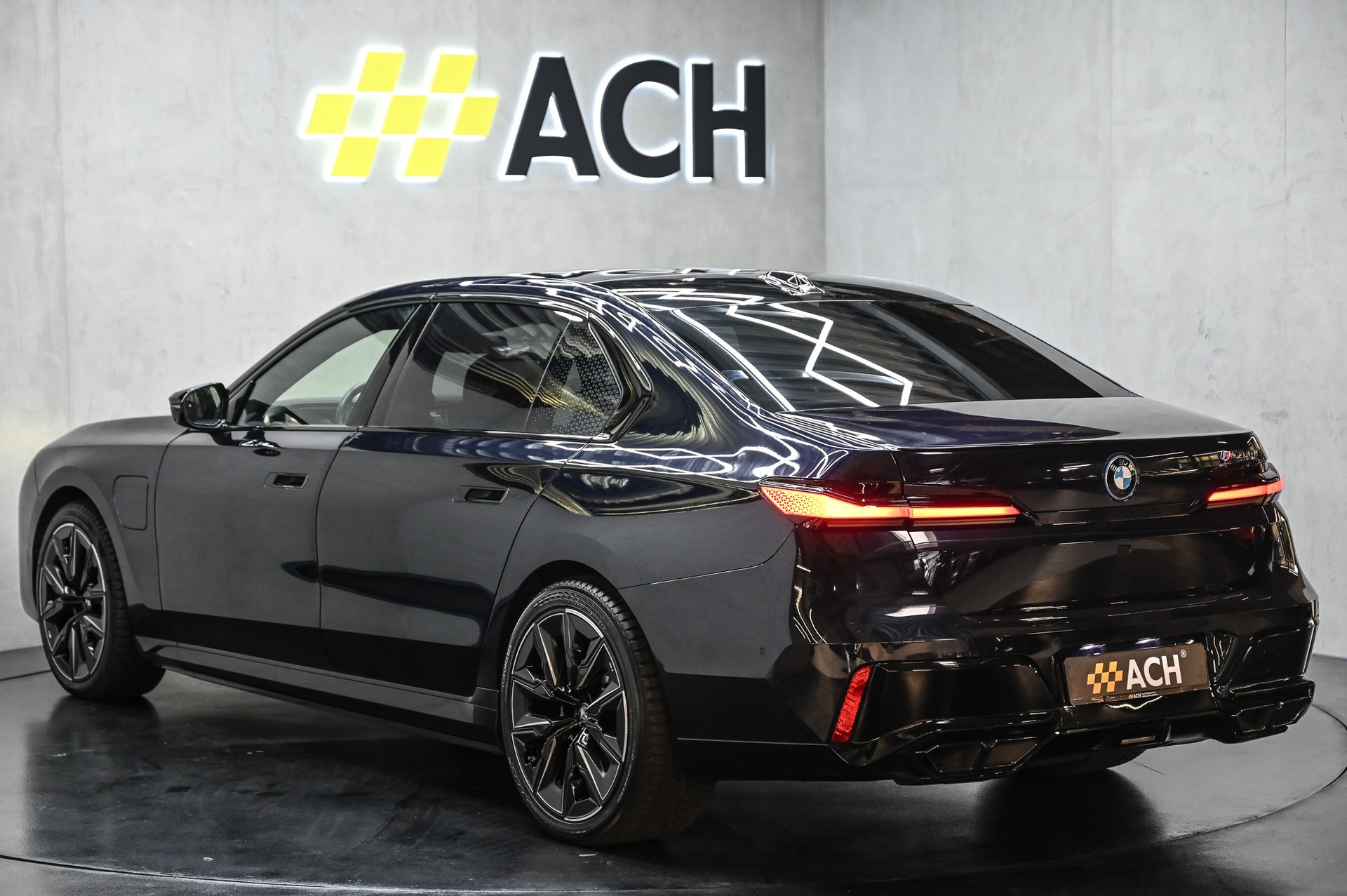 BMW M760e xDrive-image-6