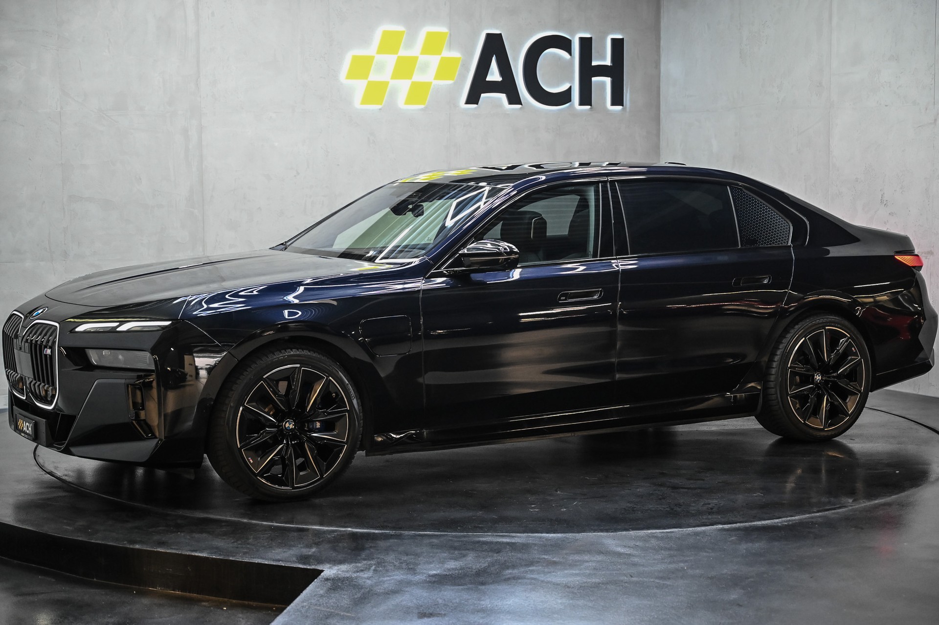 BMW M760e xDrive-showroom-element-3