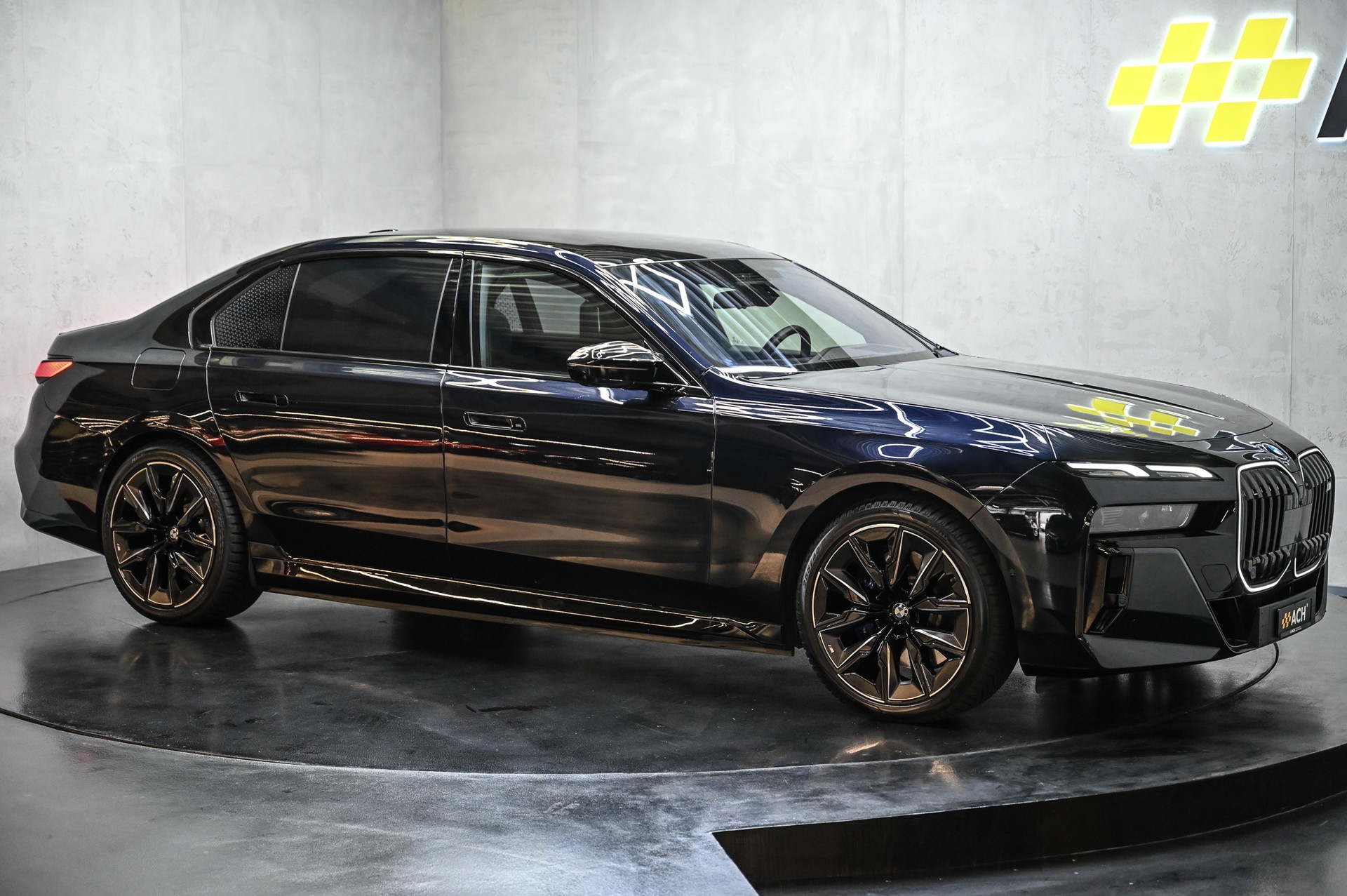 BMW M760e xDrive-image-11
