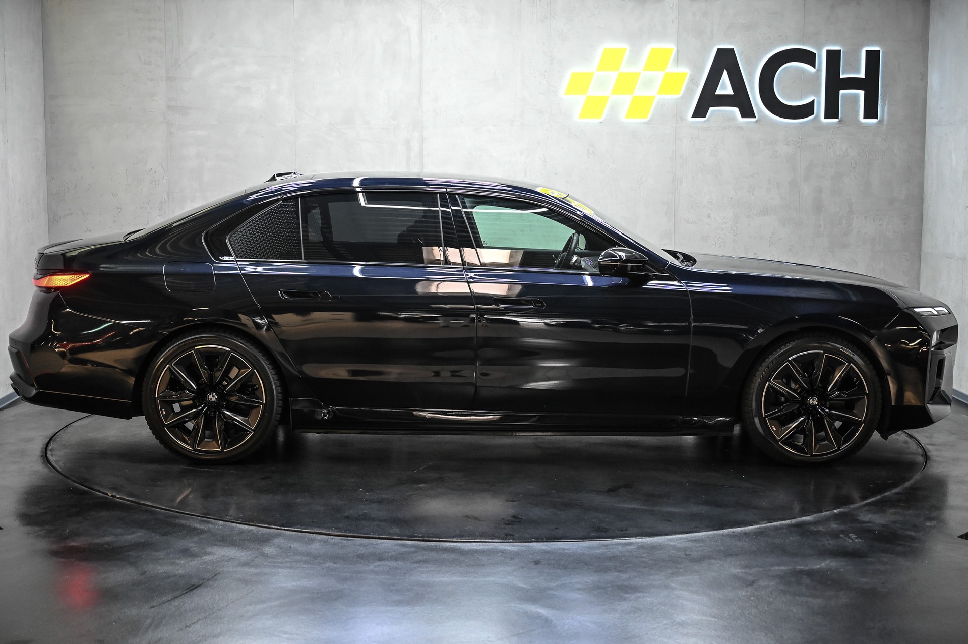 BMW M760e xDrive-image-10