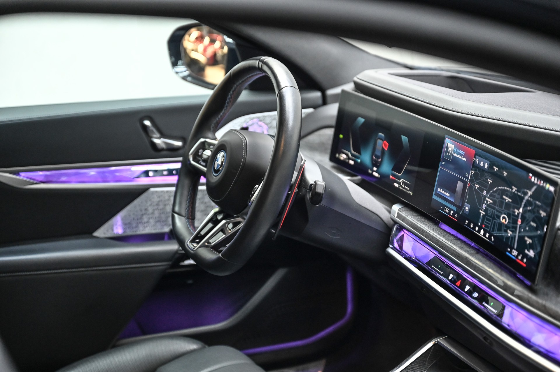 BMW M760e xDrive-image-18