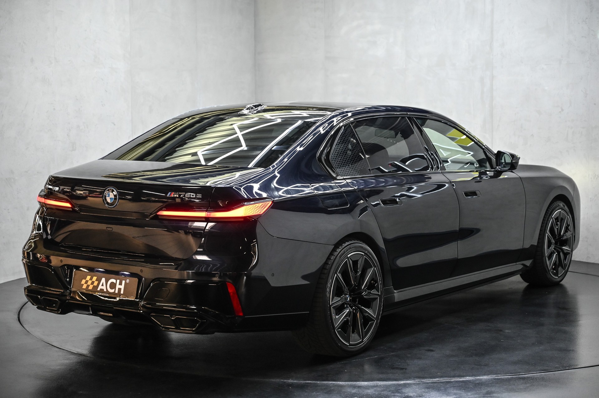 BMW M760e xDrive-image-8