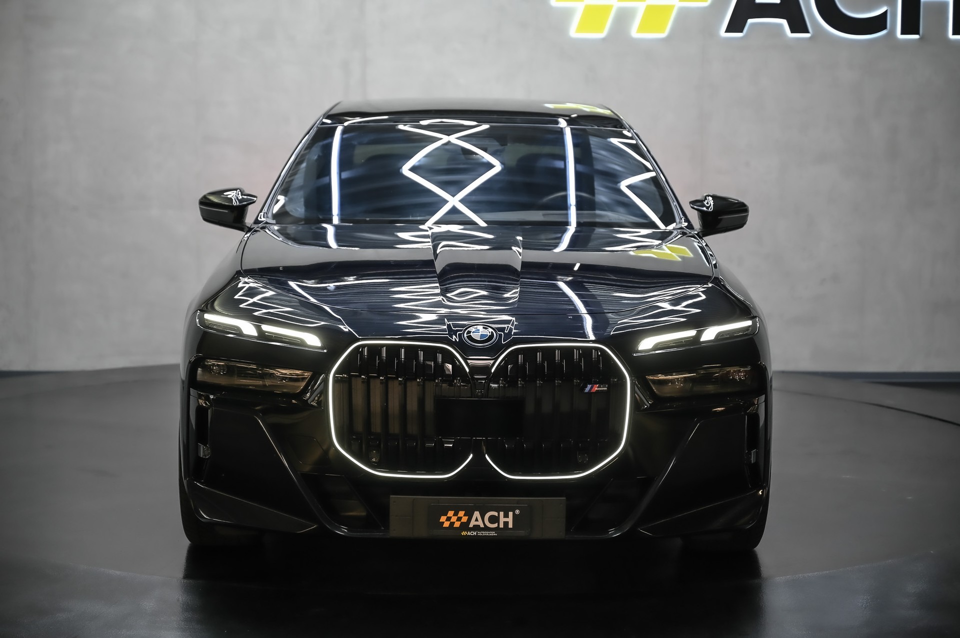 BMW M760e xDrive-showroom-element-1