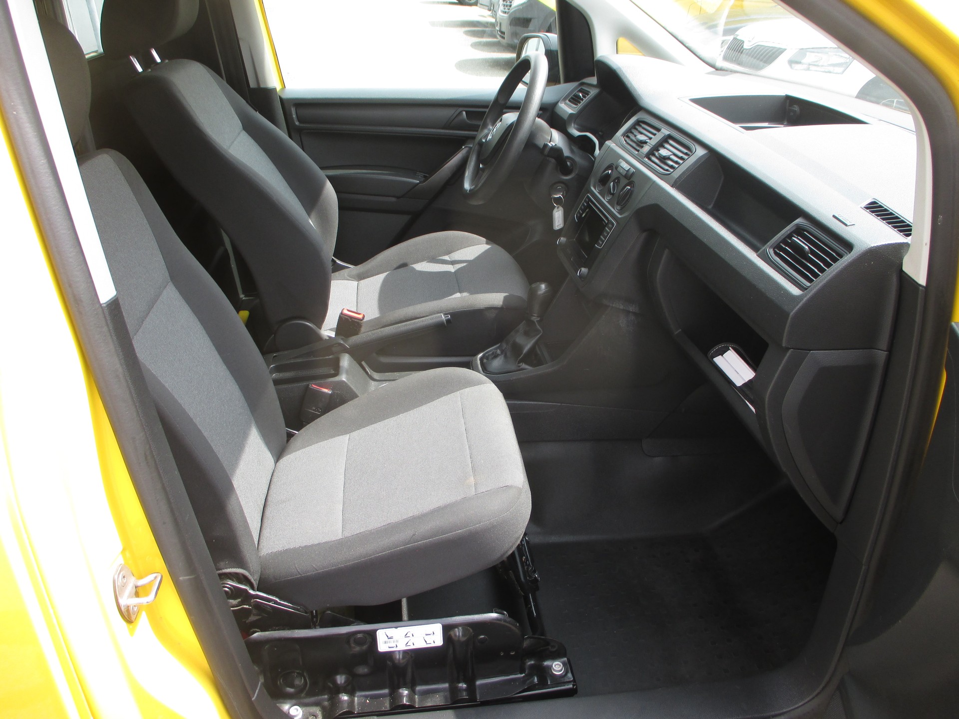 VW Caddy Maxi 1.0TSI BlueMotion Technology-image-11