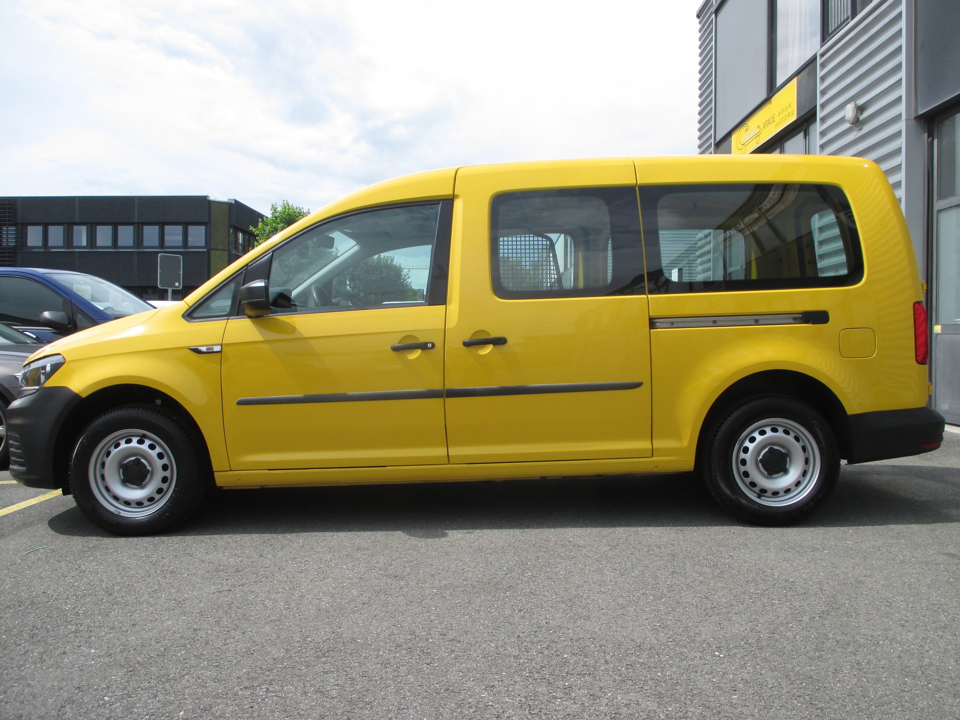 VW Caddy Maxi 1.0TSI BlueMotion Technology-image-7