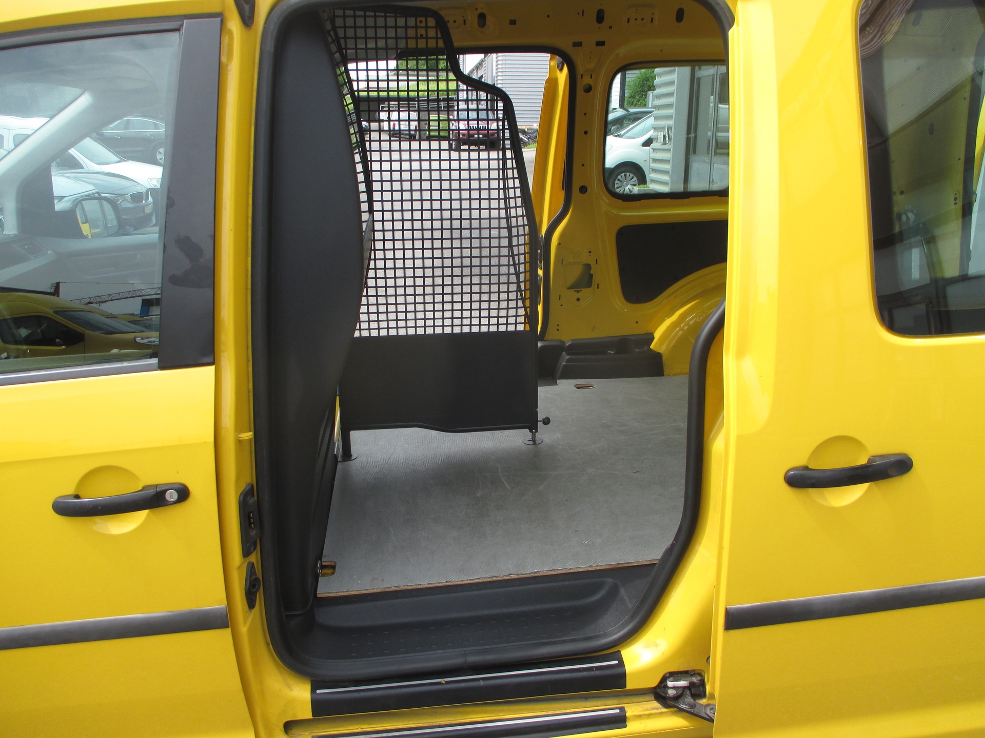 VW Caddy Maxi 1.0TSI BlueMotion Technology-image-13