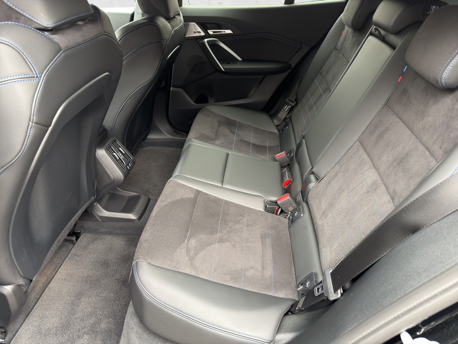 BMW iX2 eDrive 20 M Sport-image-10