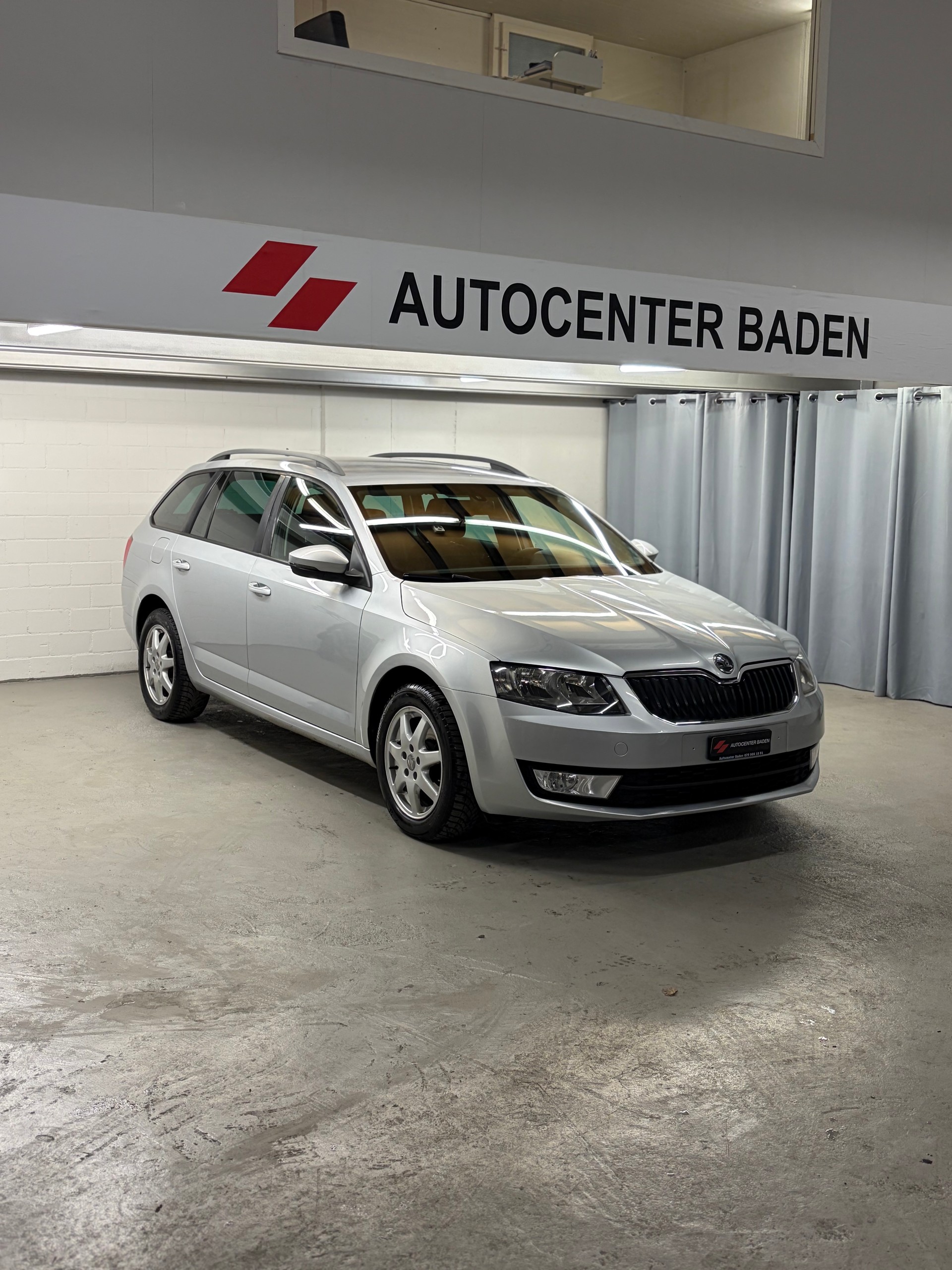 SKODA Octavia Combi 1.6 TDI Ambition DSG-image-2