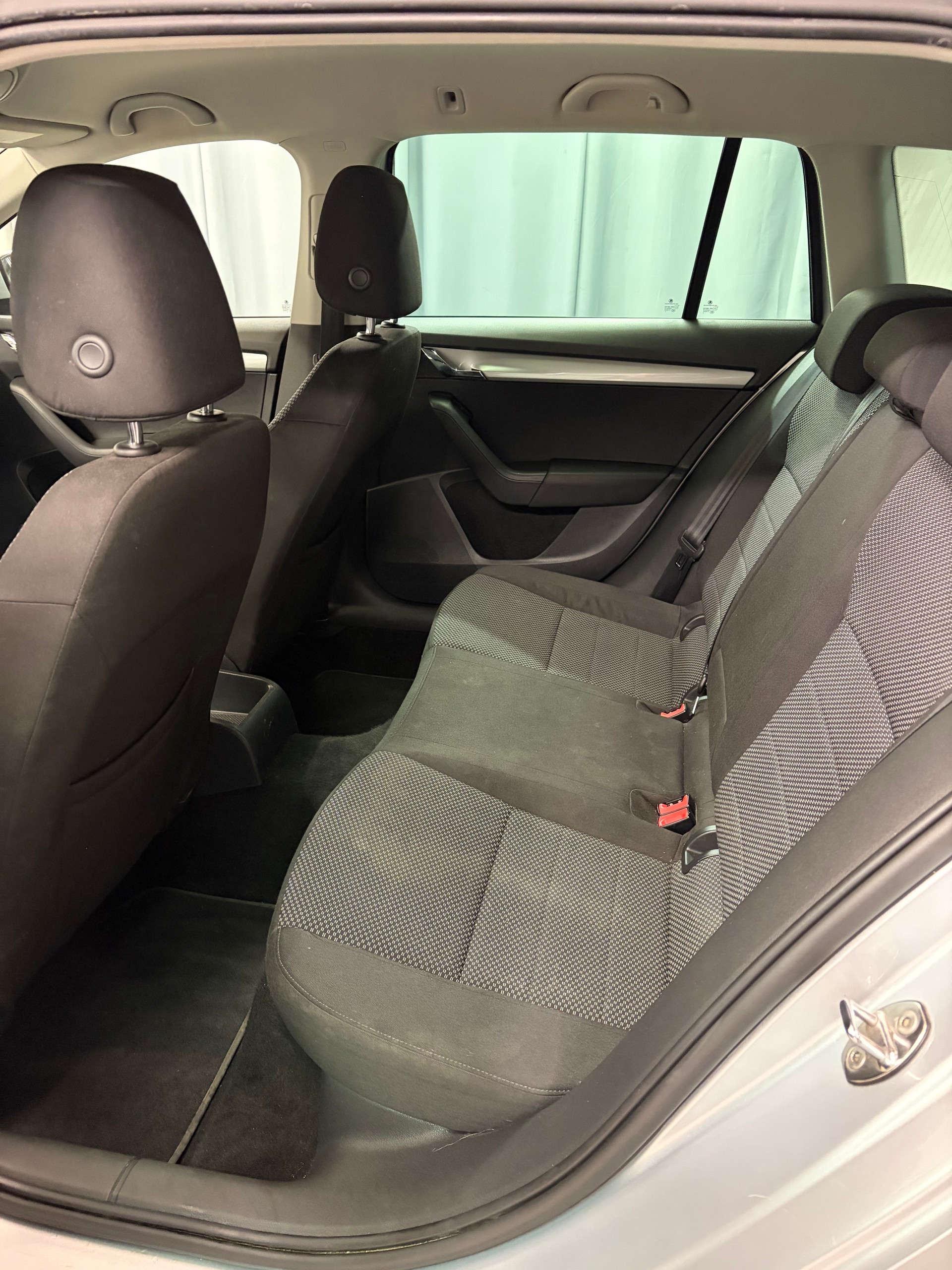 SKODA Octavia Combi 1.6 TDI Ambition DSG-image-9