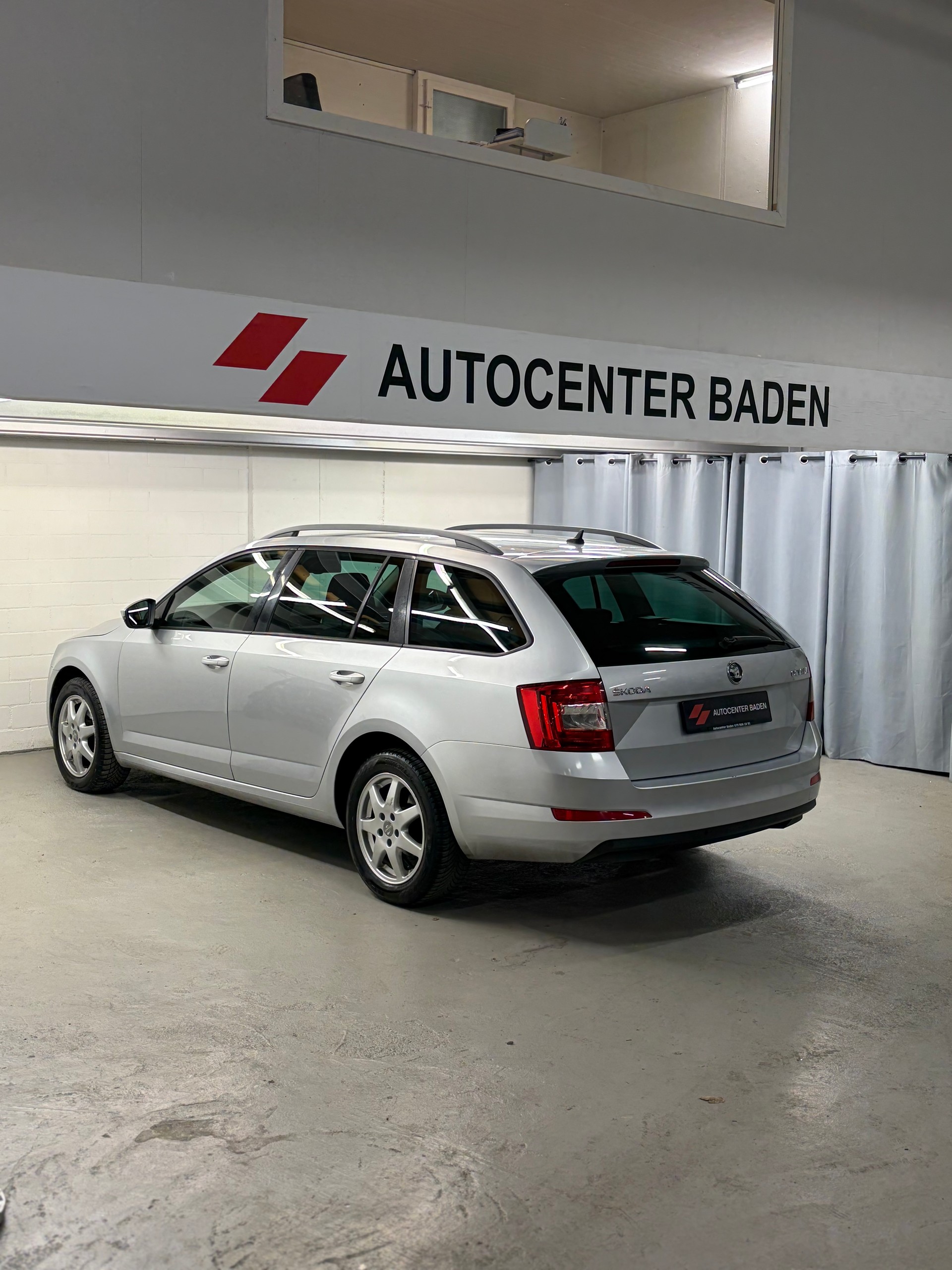 SKODA Octavia Combi 1.6 TDI Ambition DSG-image-5
