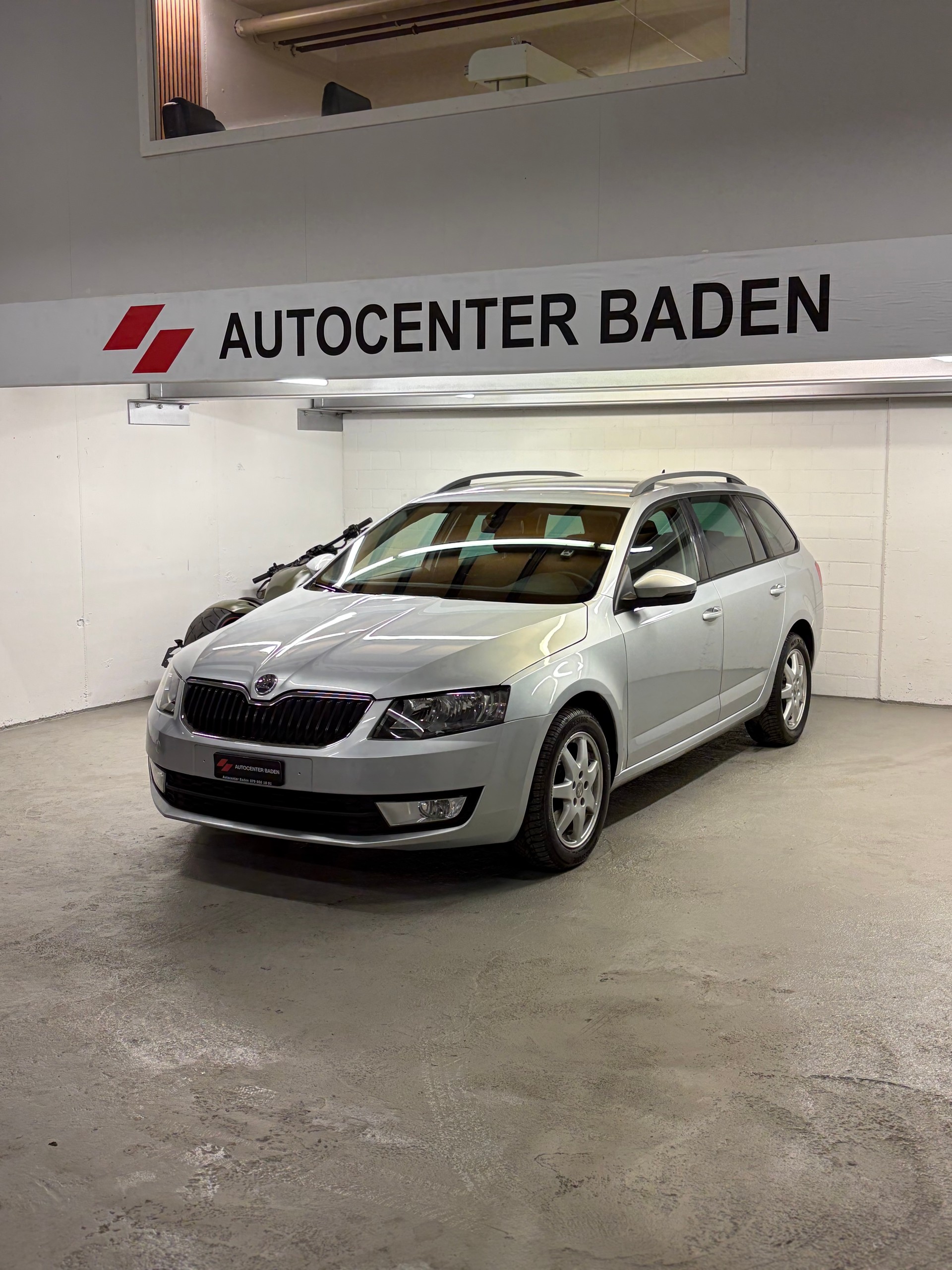 SKODA Octavia Combi 1.6 TDI Ambition DSG-image-0