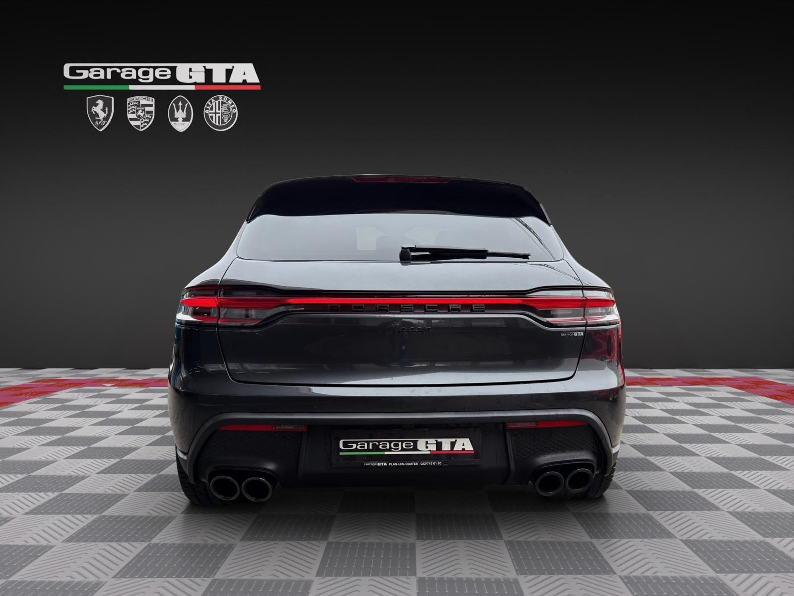 PORSCHE Macan PDK-showroom-element-3