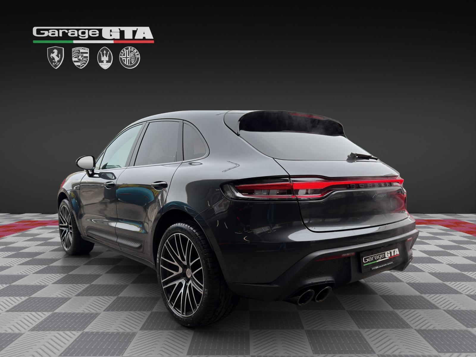 PORSCHE Macan PDK-showroom-element-2