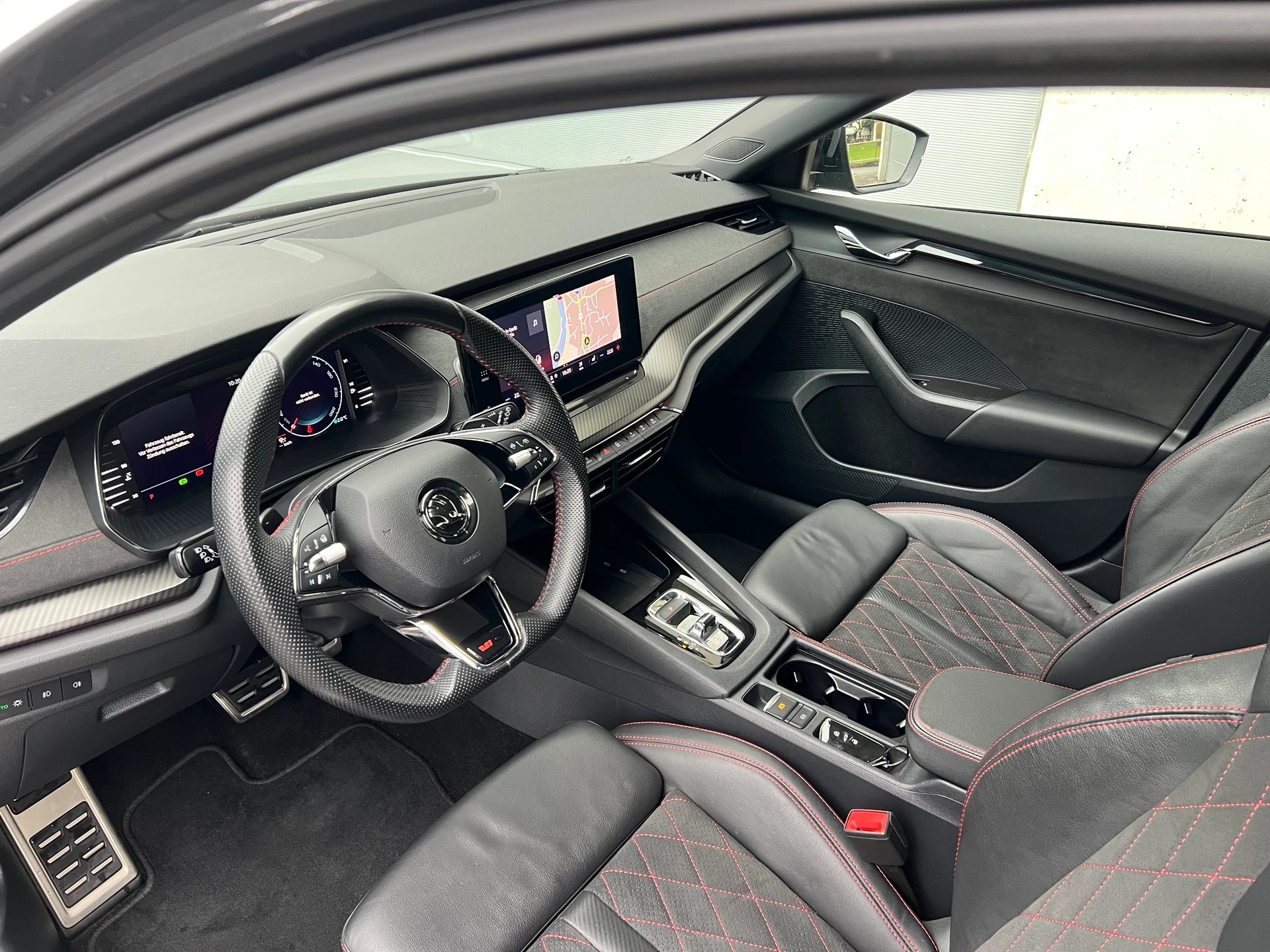SKODA Octavia Combi 2.0 TSI DSG RS-image-8